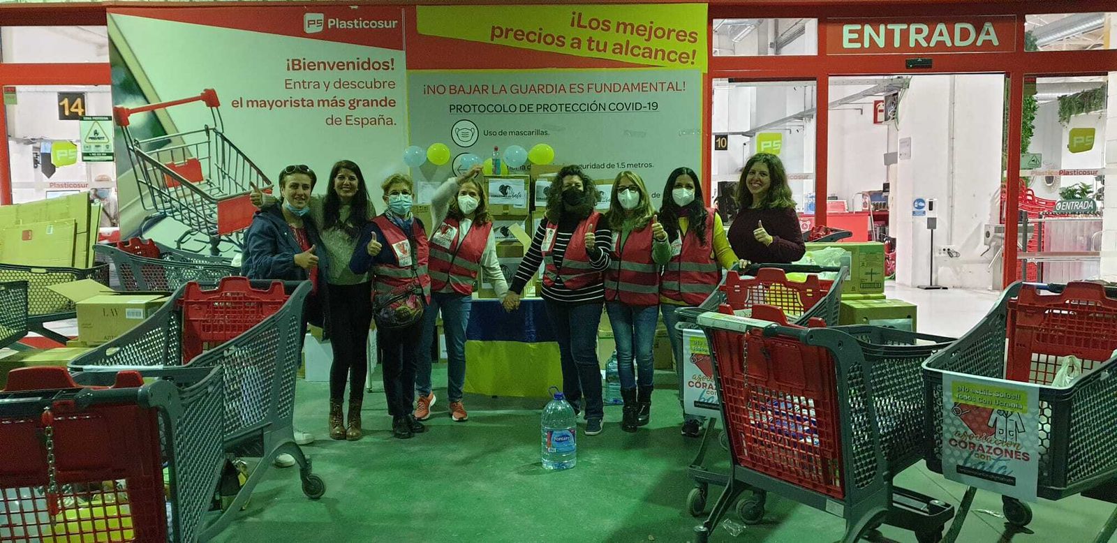 Lorena Leyva junto a un equipo de voluntarios durante la colecta en Plasticosur.