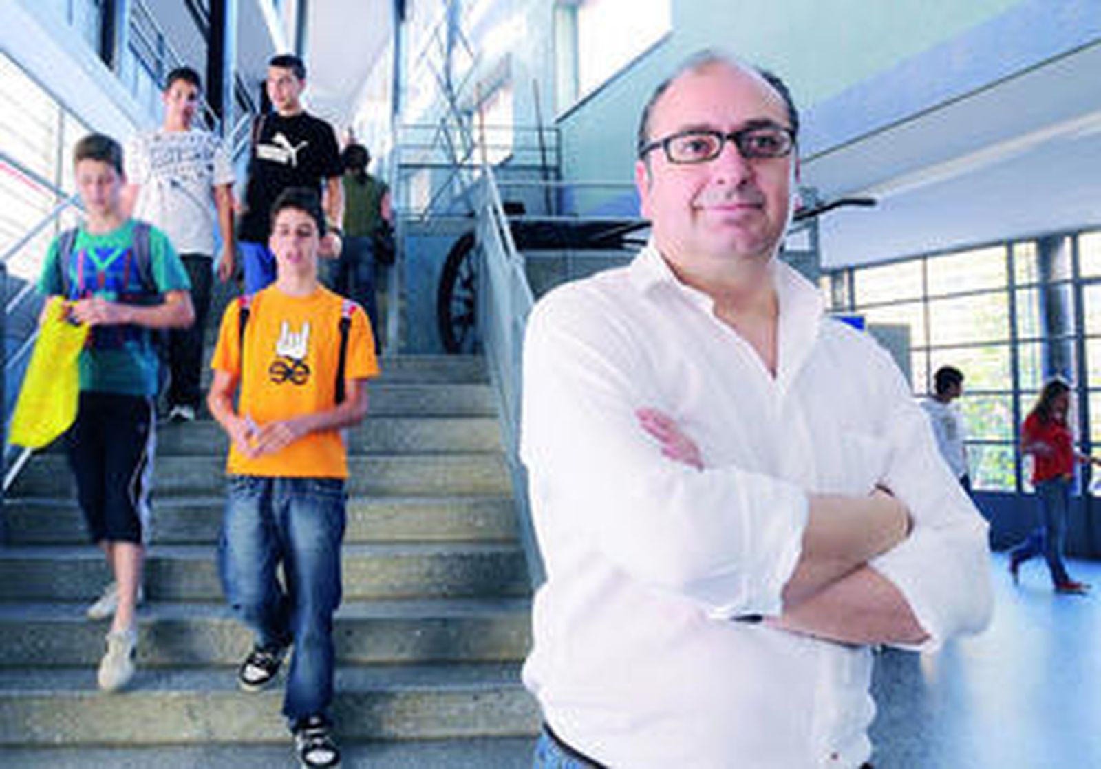 Javier Hermida, ante alumnos que trabajan en la biblioteca del IES Albero, que tiene miles de libros.