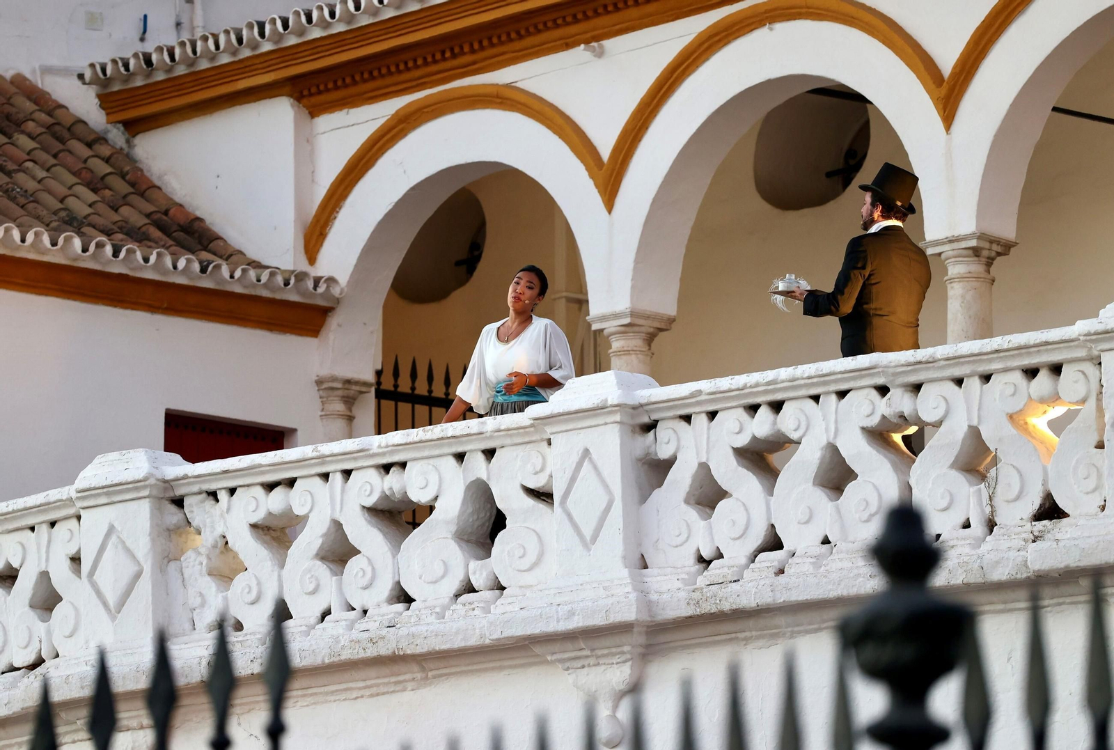 Un balcón de la Real Maestranza se convirtió en singular escenario de ópera.