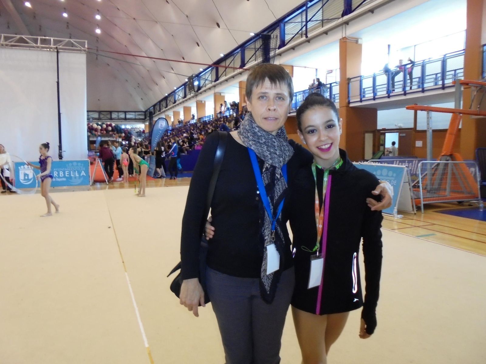 Claudia Jaimez (d) posa con su entrenadora, Elena Tomas.