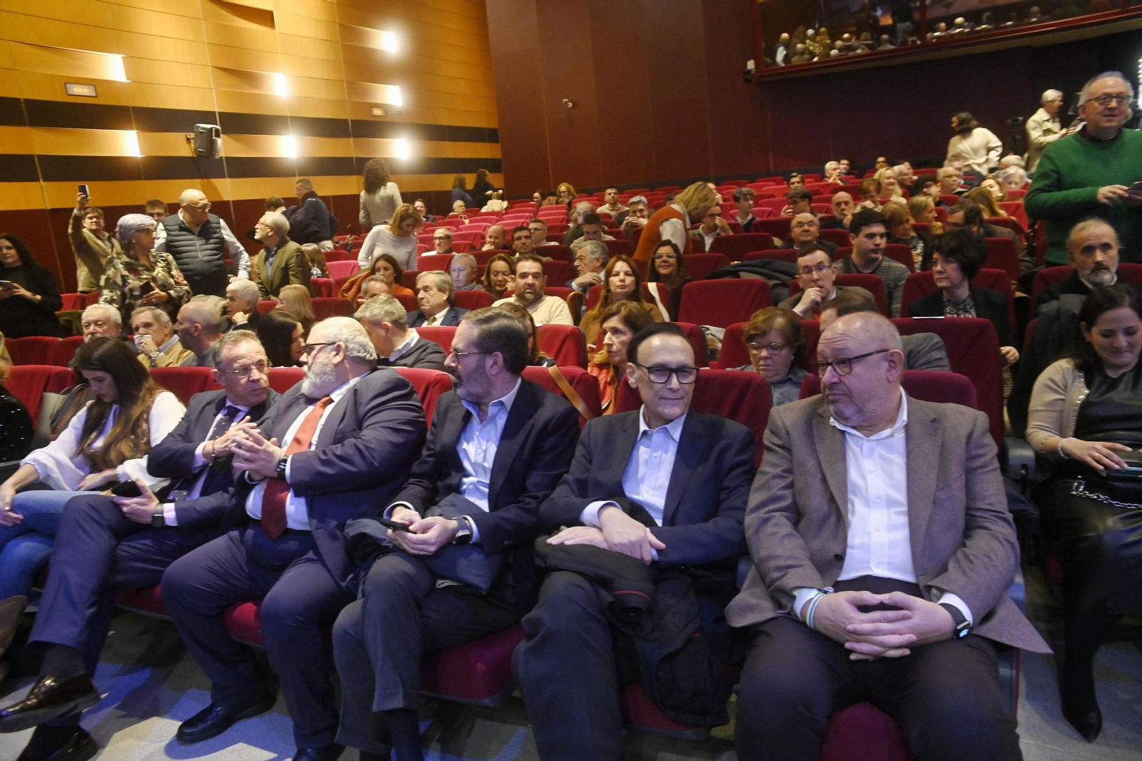 Juanma Moreno presenta en Córdoba su libro 'Manual de convivencia', en imágenes
