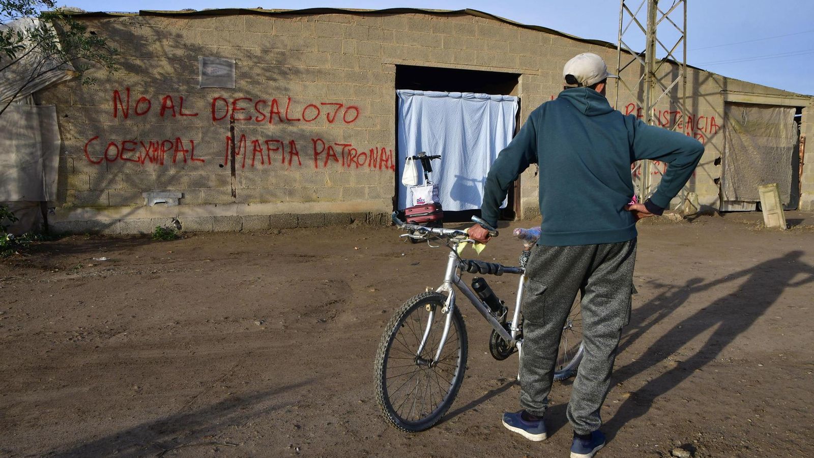El desalojo del Cortijo El Uno de San Isidro ha tenido lugar este martes por la mañana.