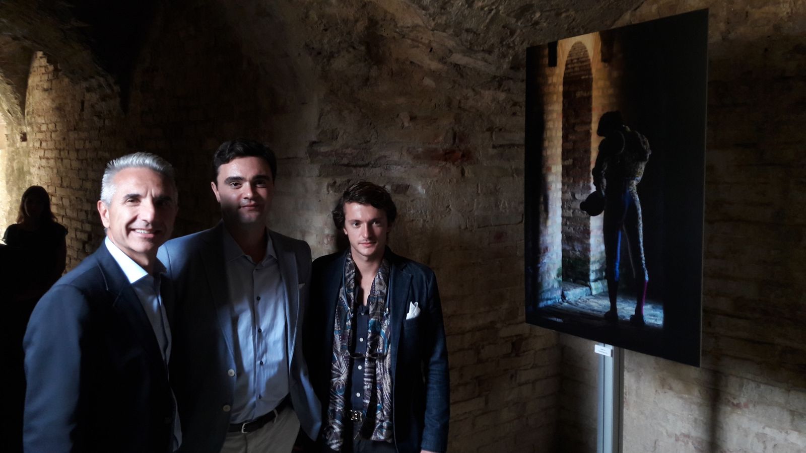 Vázquez, McFadden y Lama de Góngora ante uno de los paneles.