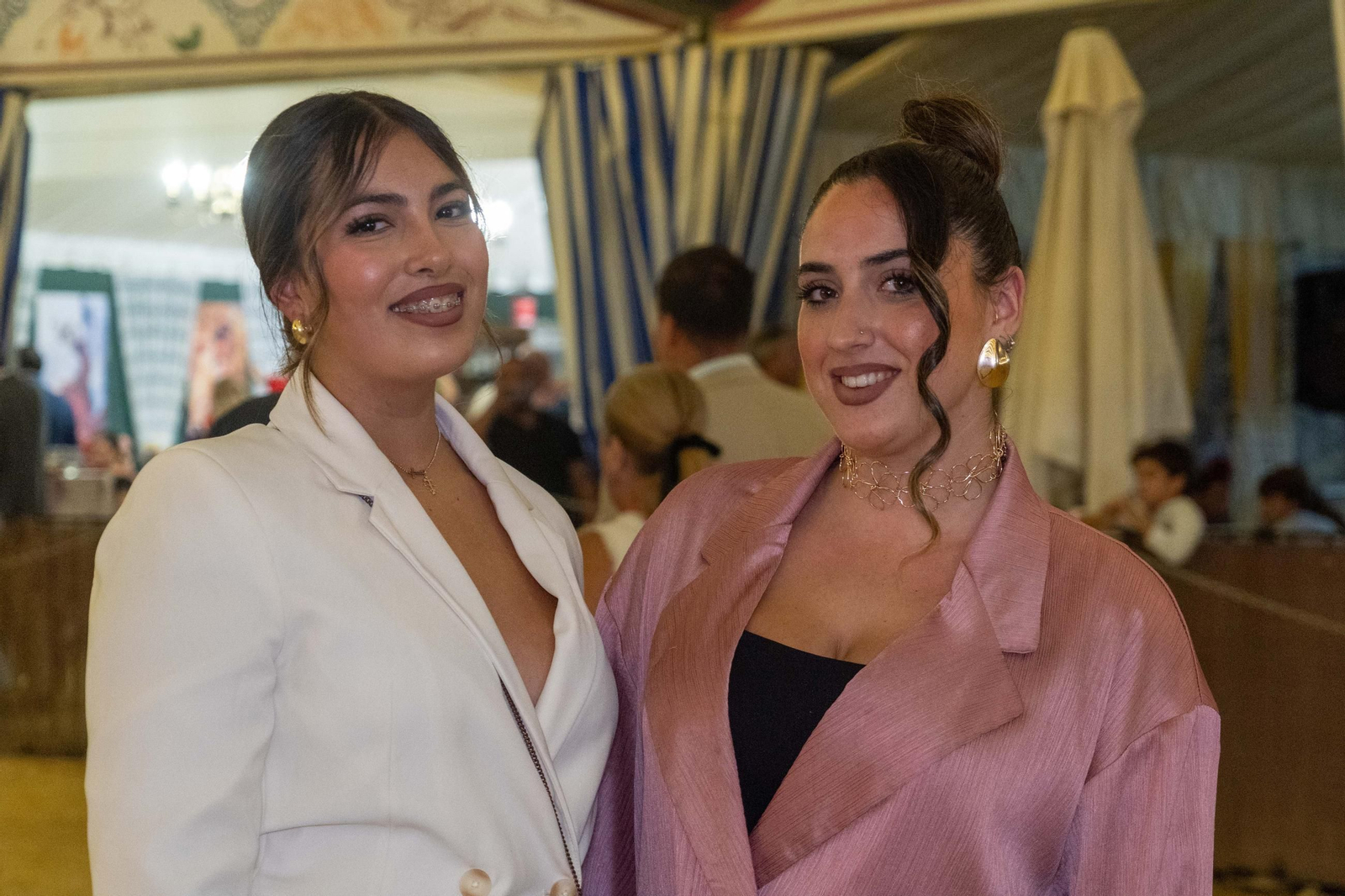 Imágenes del ambiente del ambiente de la noche del domingo en la Feria de Otoño y del Caballo 2025 de Huelva