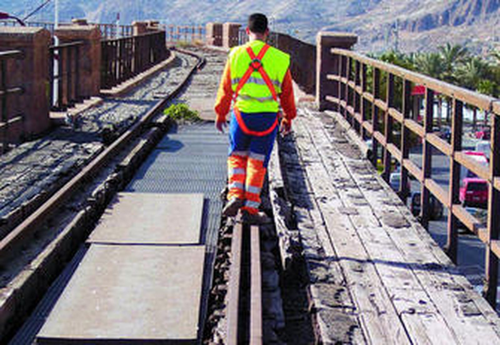 Un operario de la brigada de electricidad camina sobre el Cargadero.