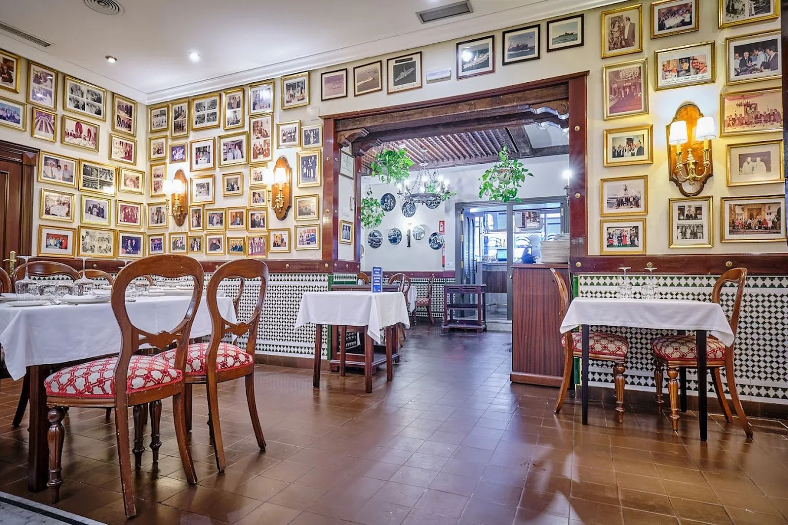 Salón del restaurante El Faro de Cádiz