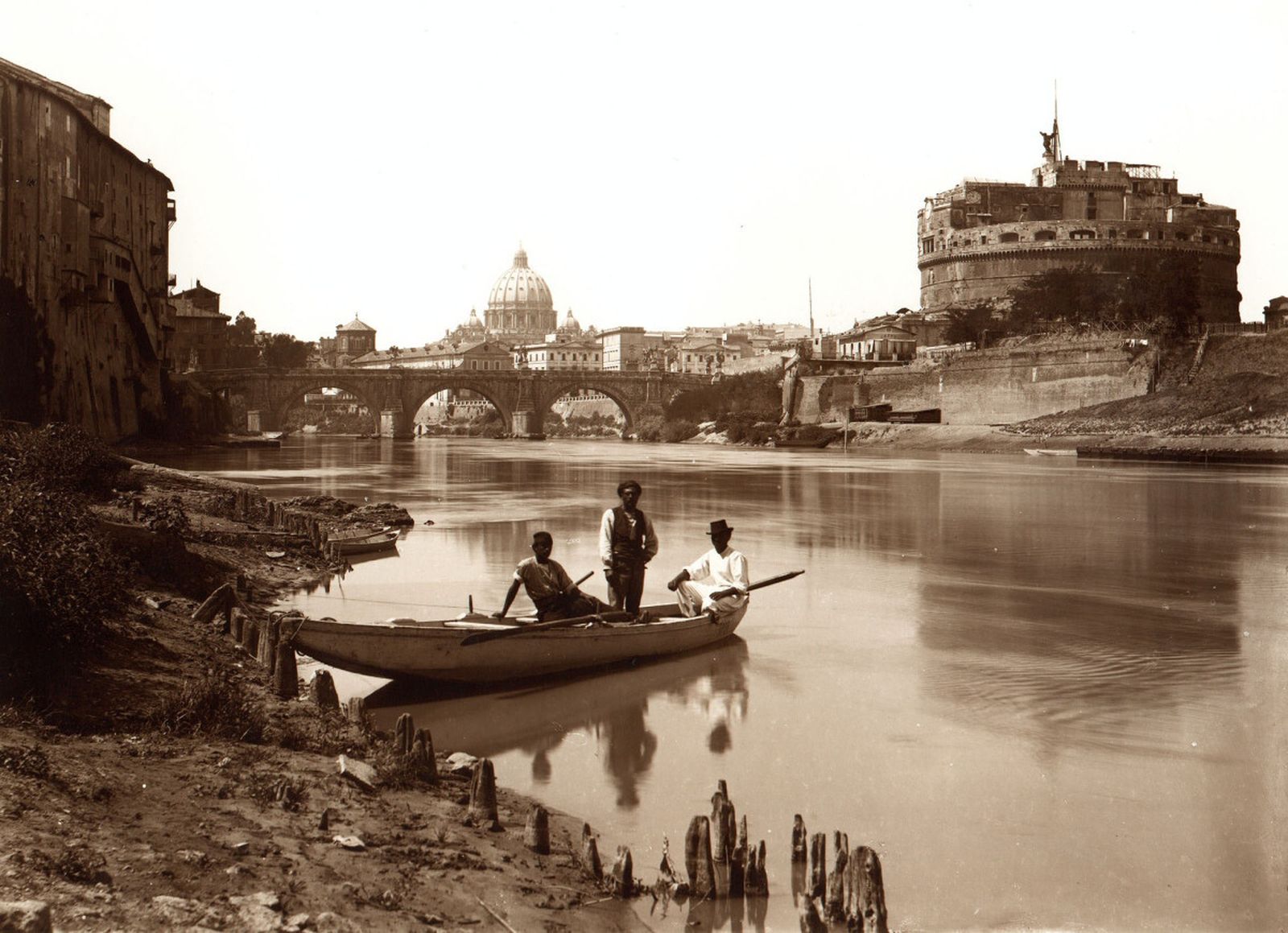 Fotografía de Roma en el siglo XIX, con el río Tíber, San Pedro al fondo y el castillo de Sant Angelo a la derecha.