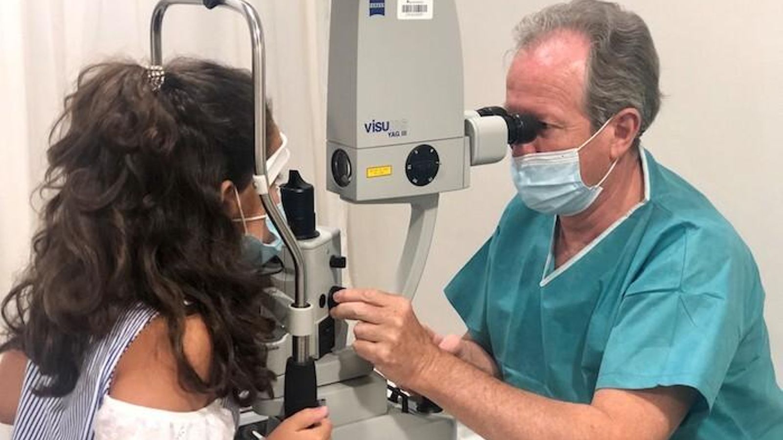 El oftalmólogo Ignacio Guerrero explorando a una niña