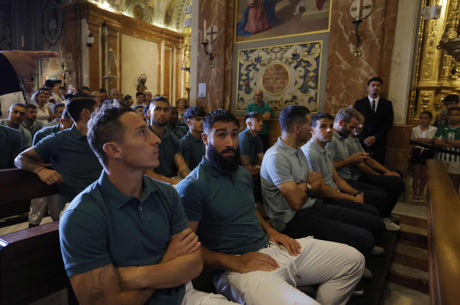 La visita del Betis a la Basílica de la Macarena., todas las fotos