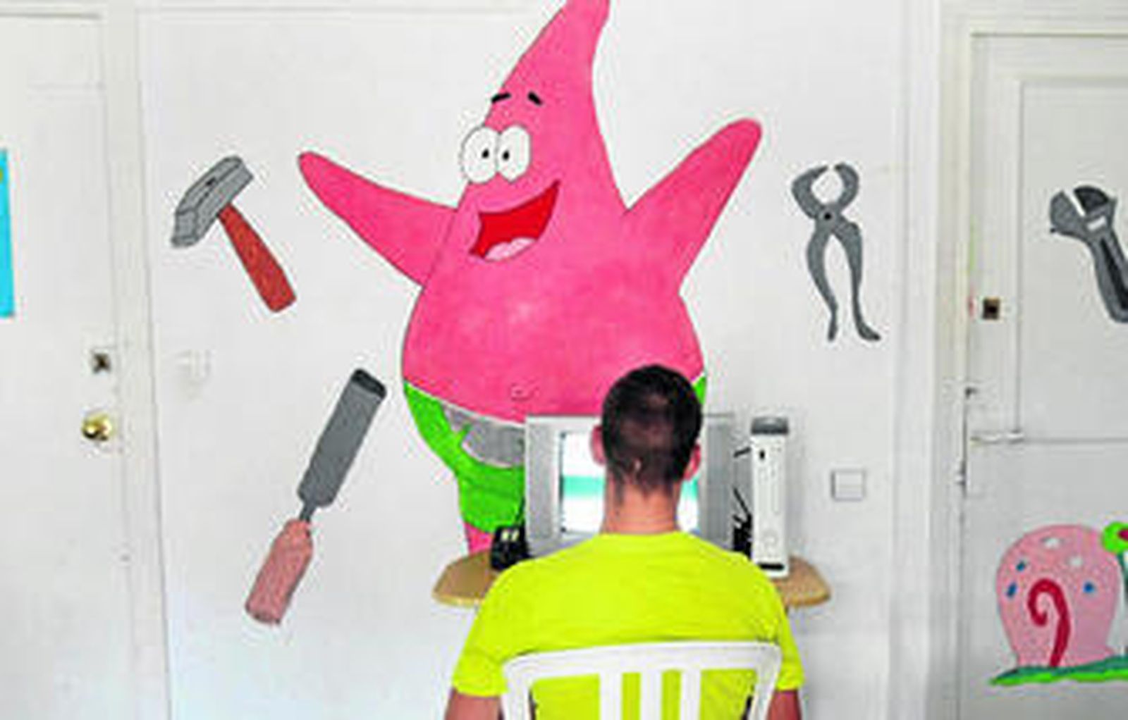 Un menor del grupo de convivencia educativo de Puerto Real, jugando a la videoconsola.