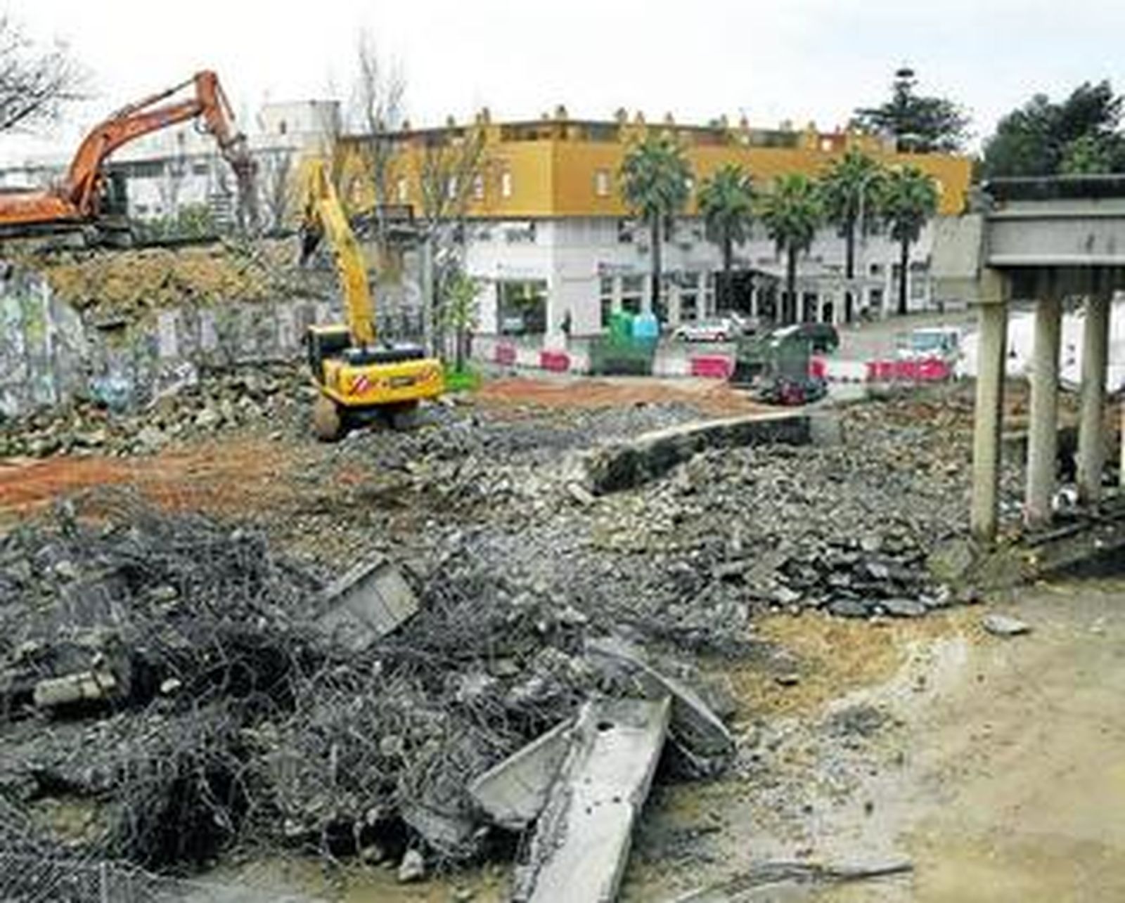 Así quedó ayer por la tarsde el tablero central del puente que comunica con Las Canteras.