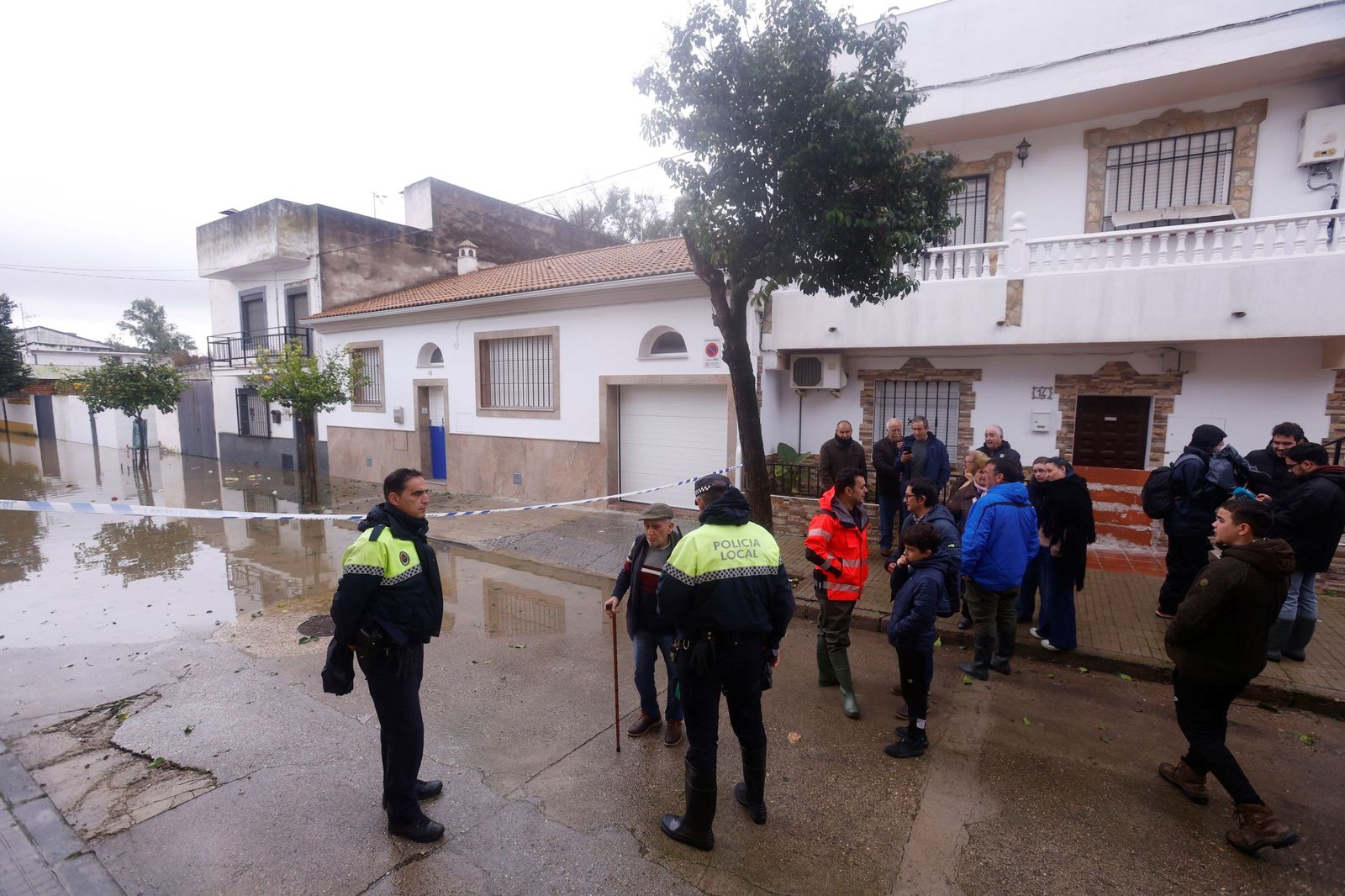 Los vecinos de Alcolea y de las parcelas de Guadalvalle siguen desalojando sus casas, en imágenes