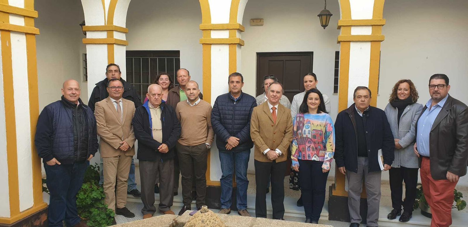 El delegado de Empleo con los miembros de la Cámara de Comercio de Ayamonte.
