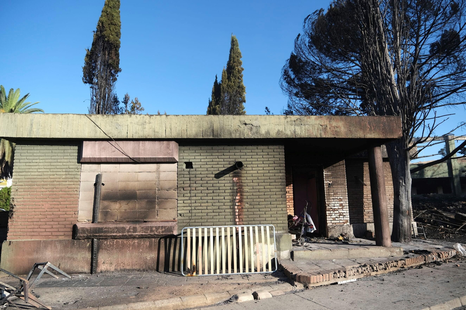 El día después del gran incendio de Chinales, en fotografías: rescoldos, humo y pérdidas El día después del gran incendio de Chinales, en fotografías: rescoldos, humo y pérdidas