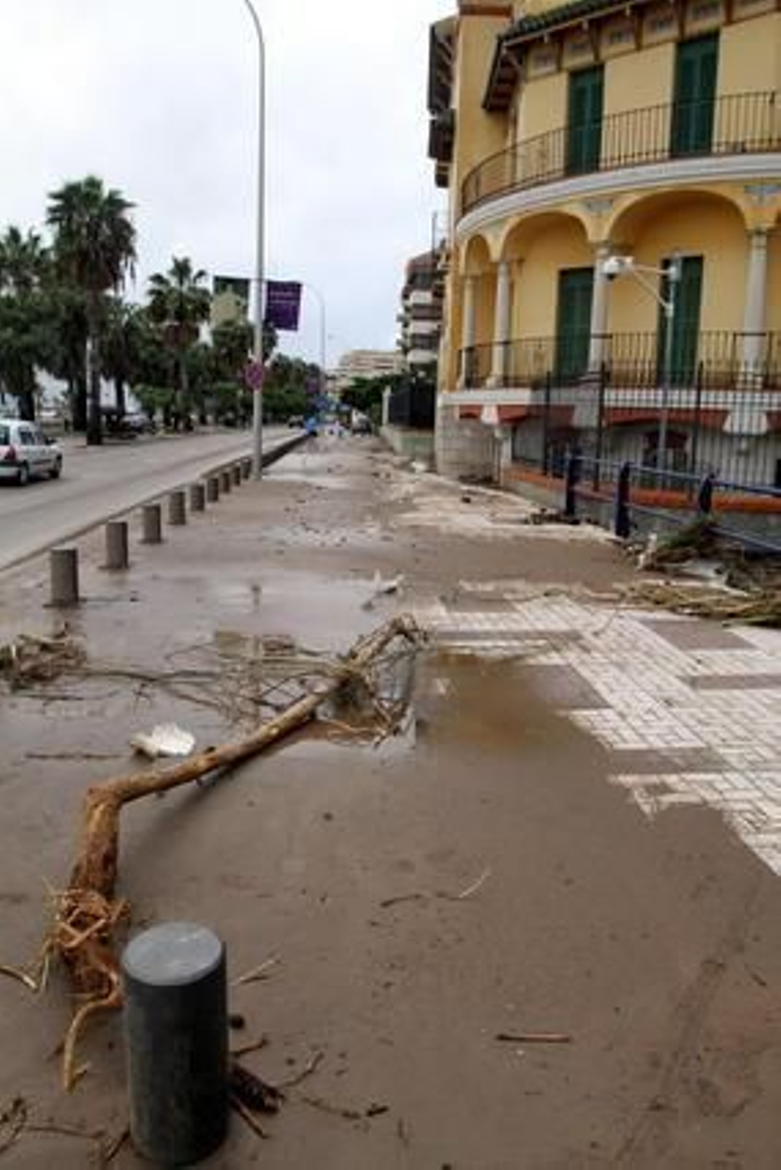 Málaga limpia el barro dejado por la tromba de agua del sábado