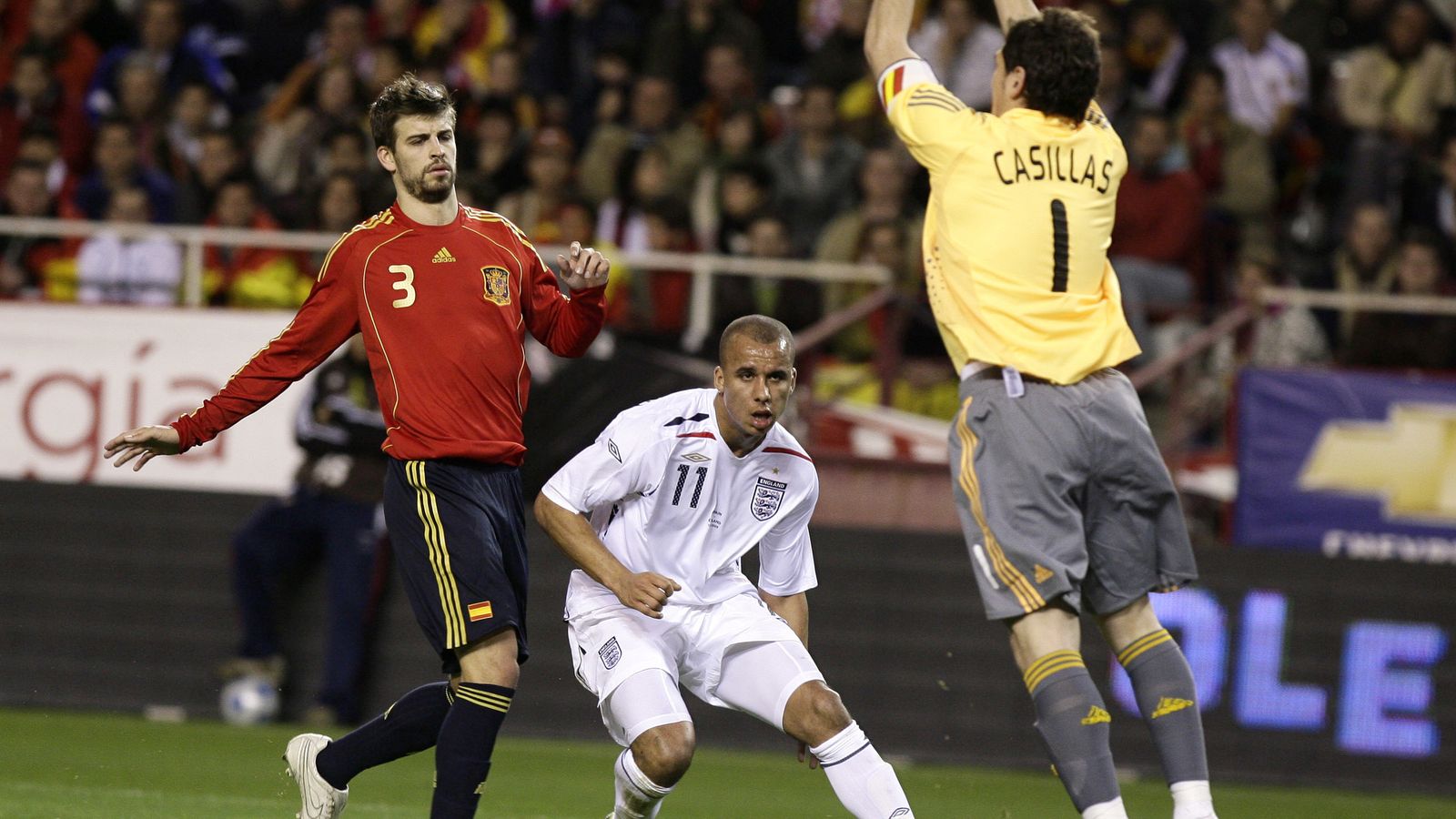 Casillas atrapa una pelota ante el debutante Pique.
