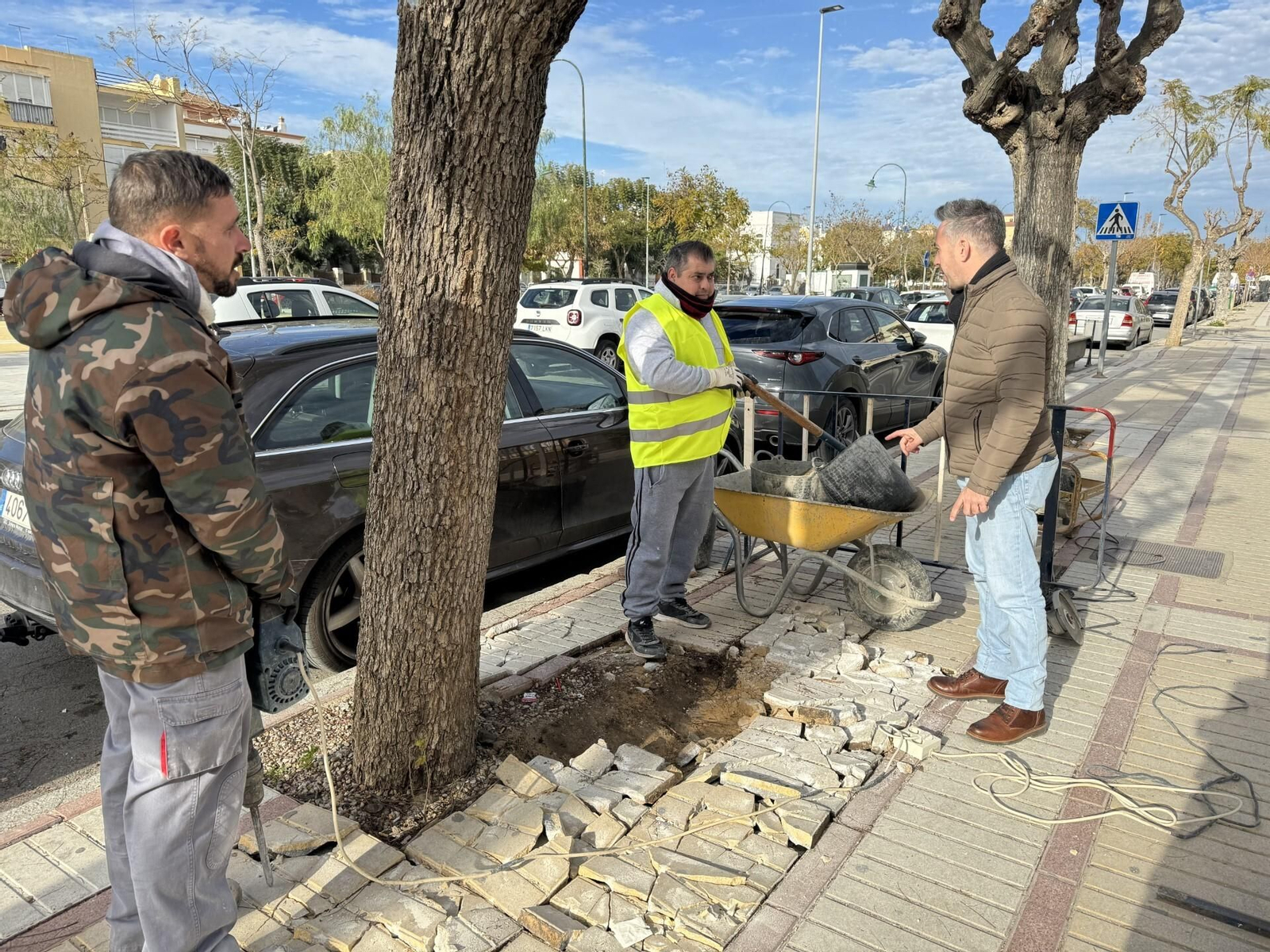 David González visita las obras en La Calzada de la Duquesa Isabel.
