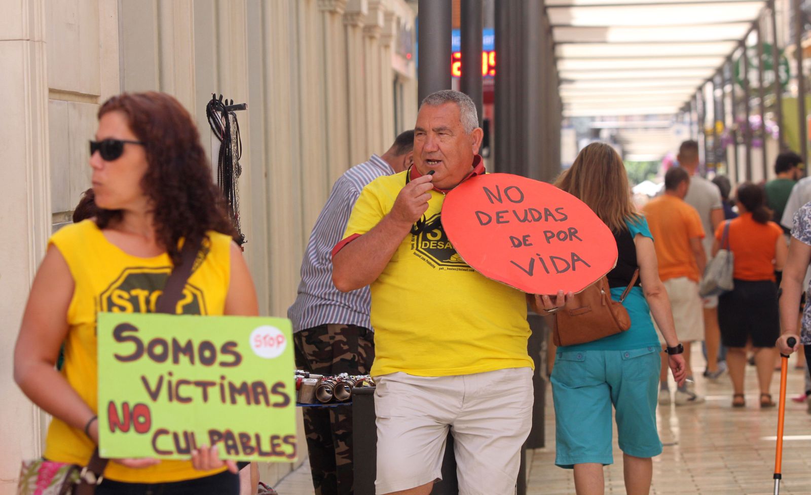 Activistas de la Plataforma de Afectados por la Hipoteca de Huelva, en la calle Concepción de la capital.
