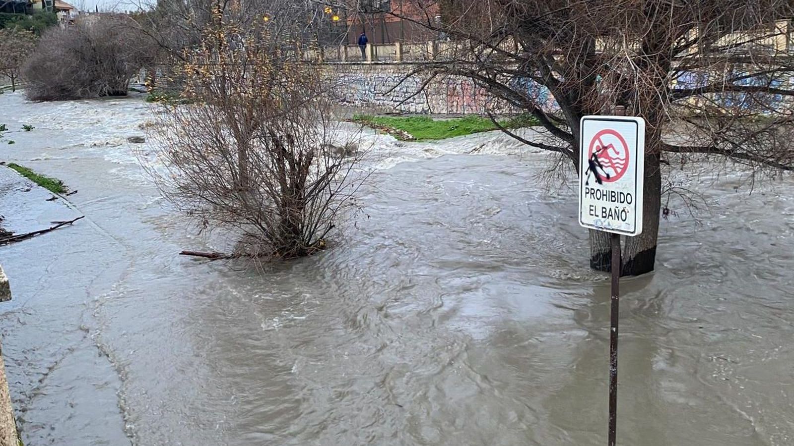 Imagen del aumento del caudal del río Genil a su paso por la capital.