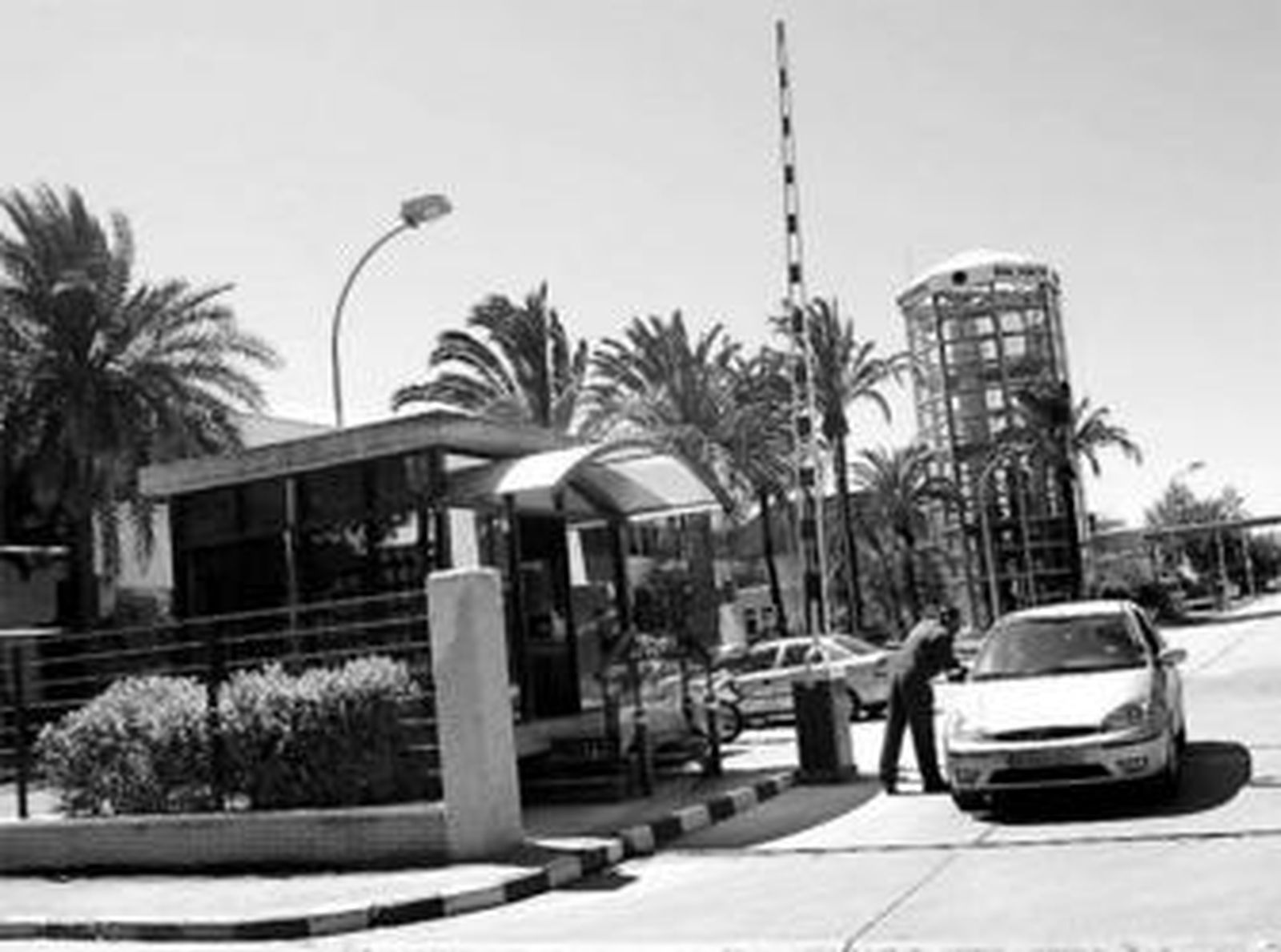 Un trabajador sale ayer de las instalaciones de Bacardi en el polígono del Guadalhorce.