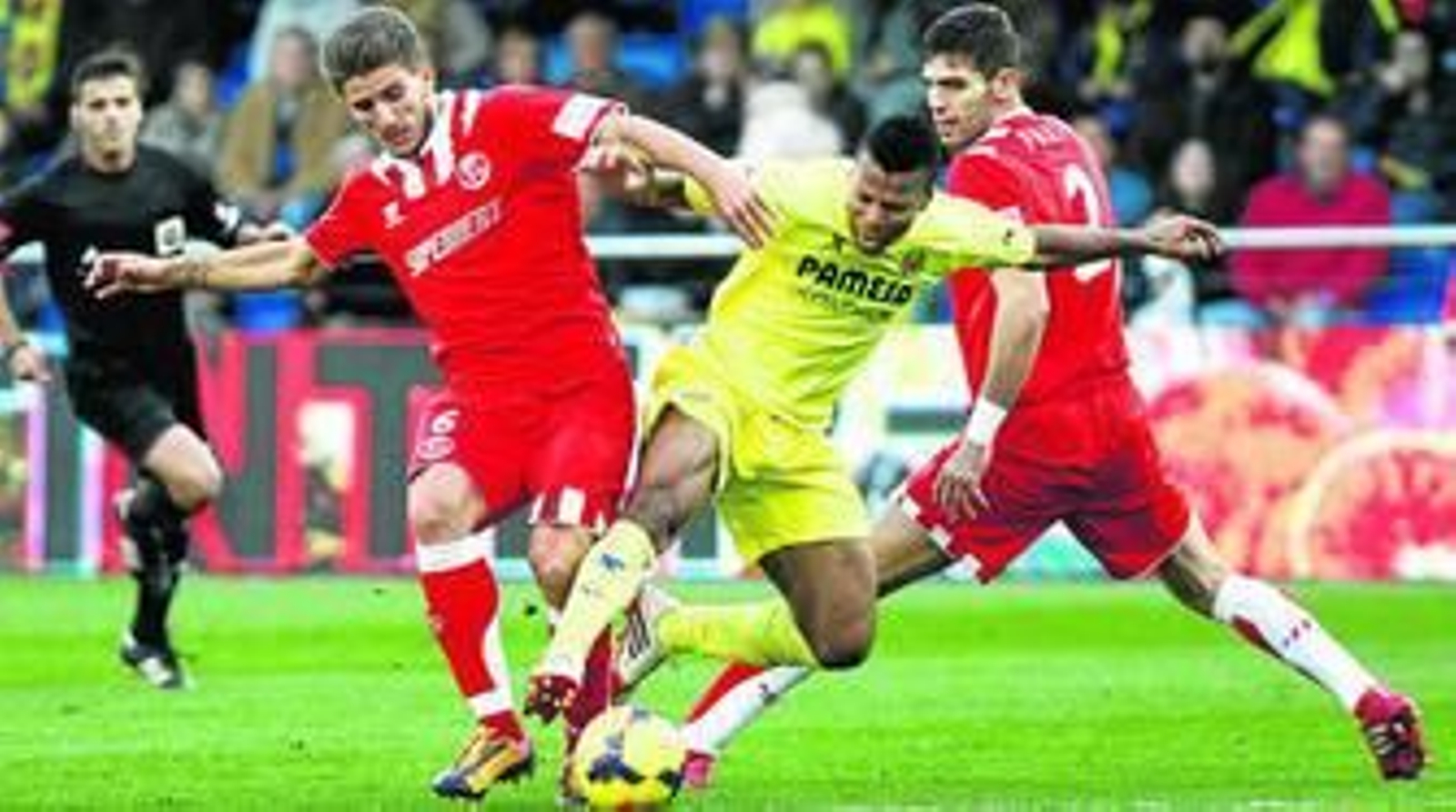 Carriço le rebaña el balón a Uche ante Fazio durante uno de los frustrados intentos del Villarreal de percutir por dentro.