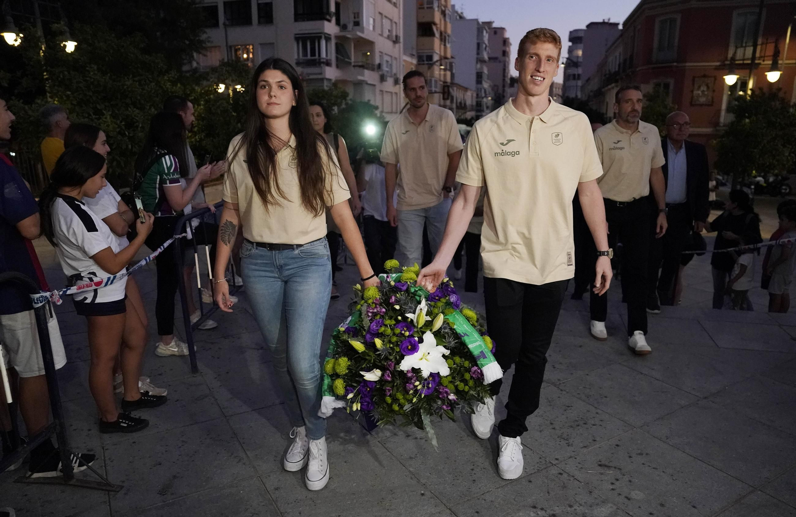 El Unicaja ofrece la Intercontinental a La Victoria: las imágenes de la ofrenda floral previo al arranque de curso
