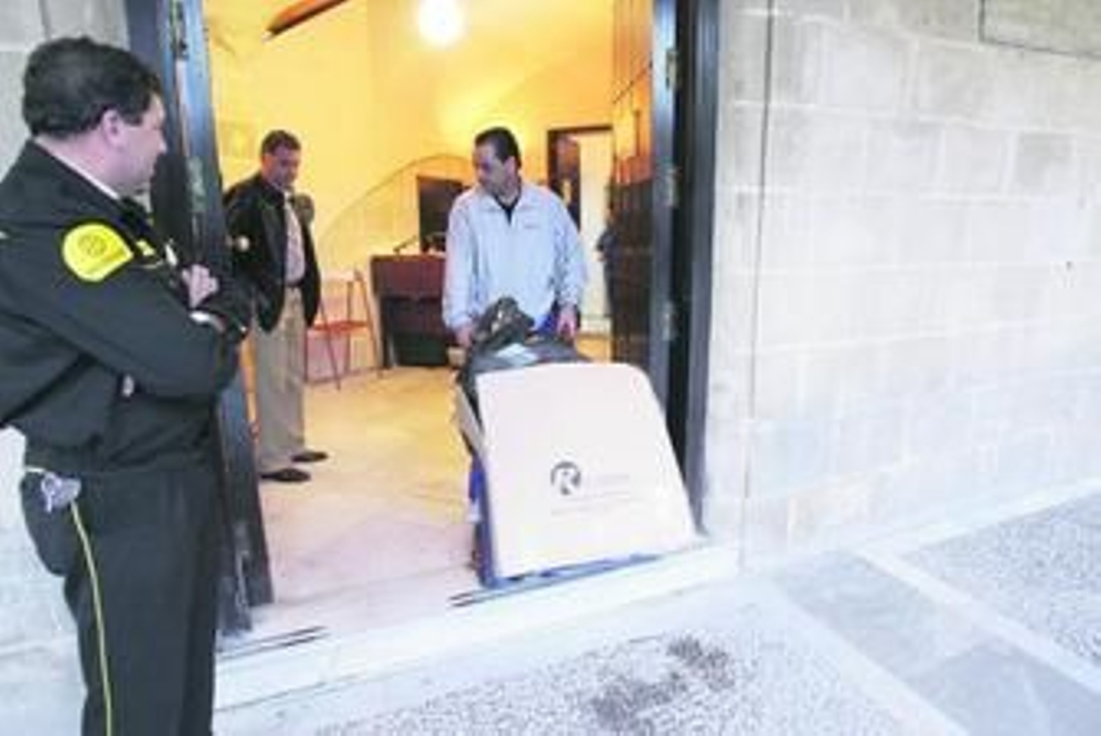 Un vigilante observa la salida de documentación de Los Arcos, en una imagen retrospectiva.