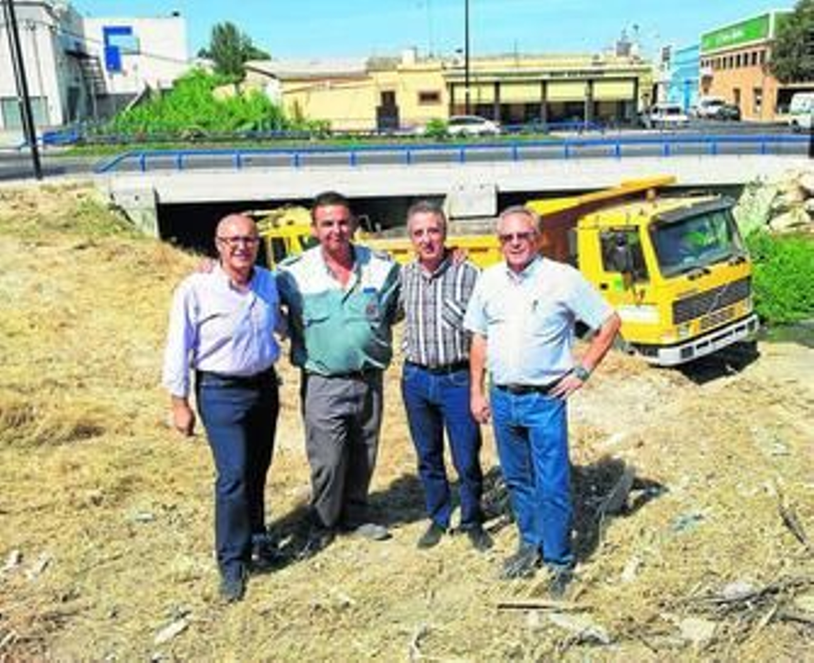 El alcalde, durante la visita realizada ayer a uno de los puntos en los que se ha actuado.