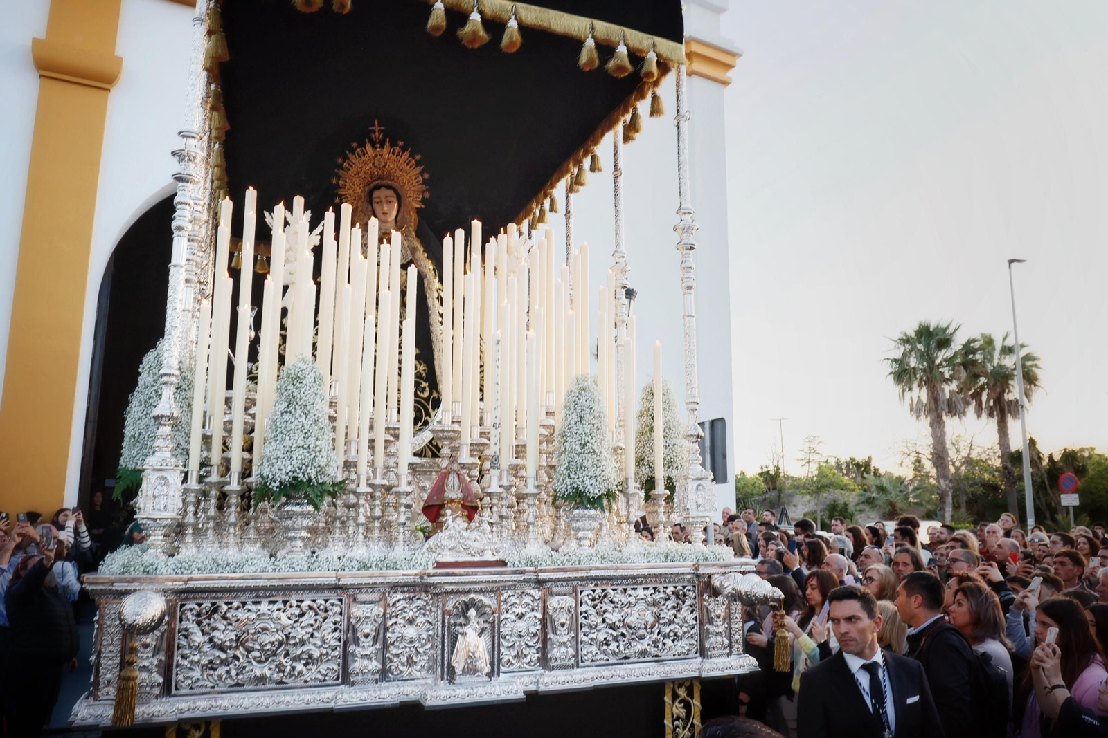 Imágenes de la salida de la Soledad en la Semana Santa de Chiclana 2025