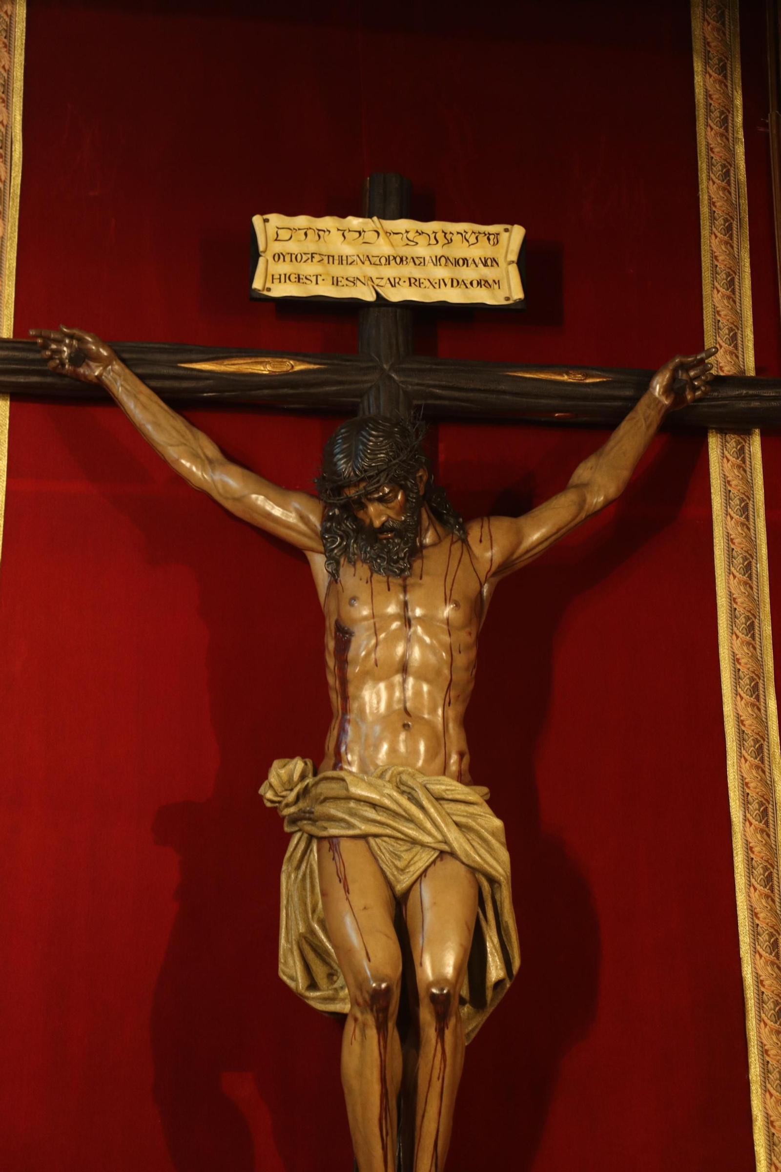 Sevilla acaricia la Semana Santa en un Domingo de Pasión lleno de cultos