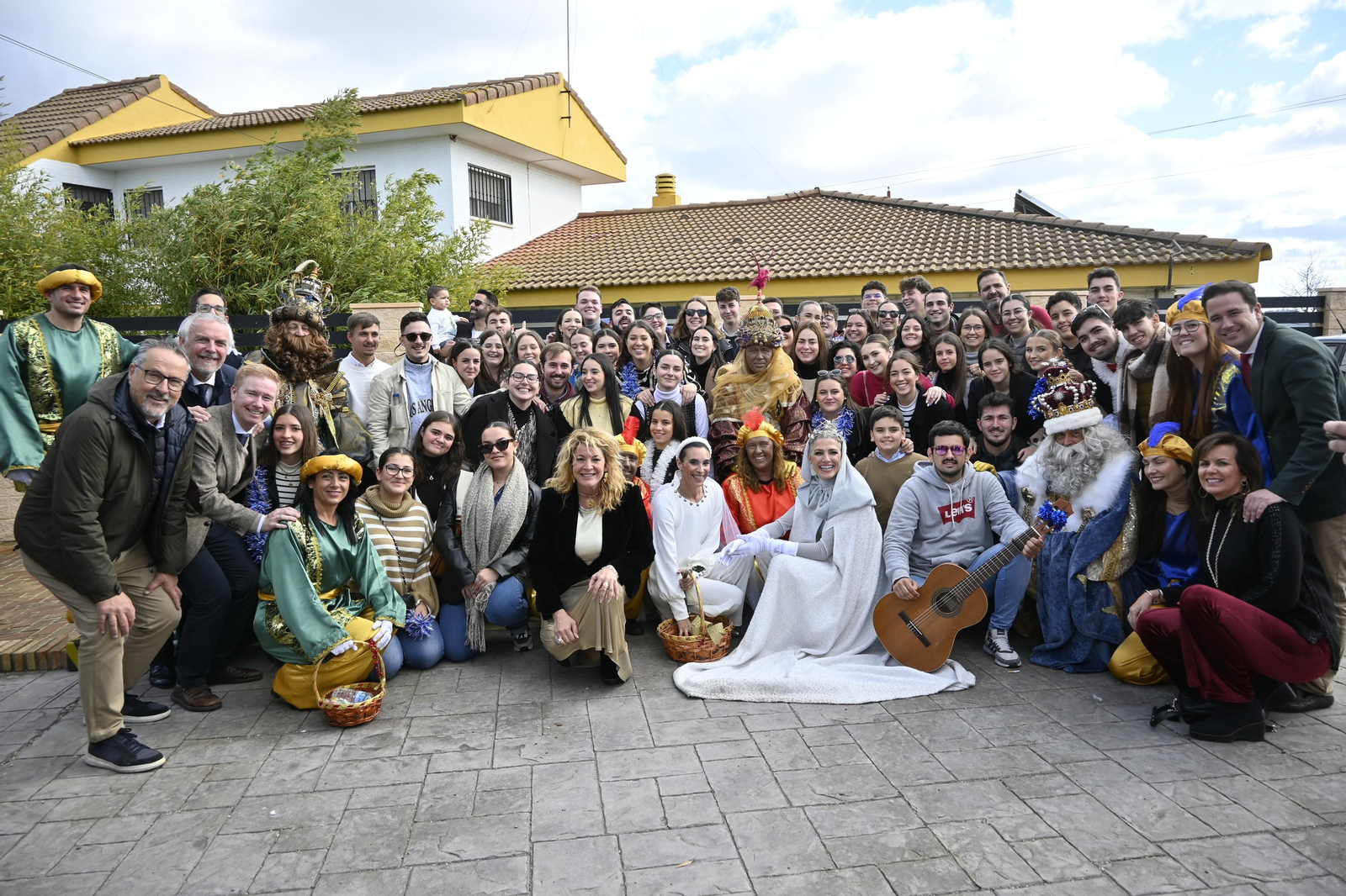 Visita de los Reyes Magos a los ancianos de los asilos de Huelva, en imágenes
