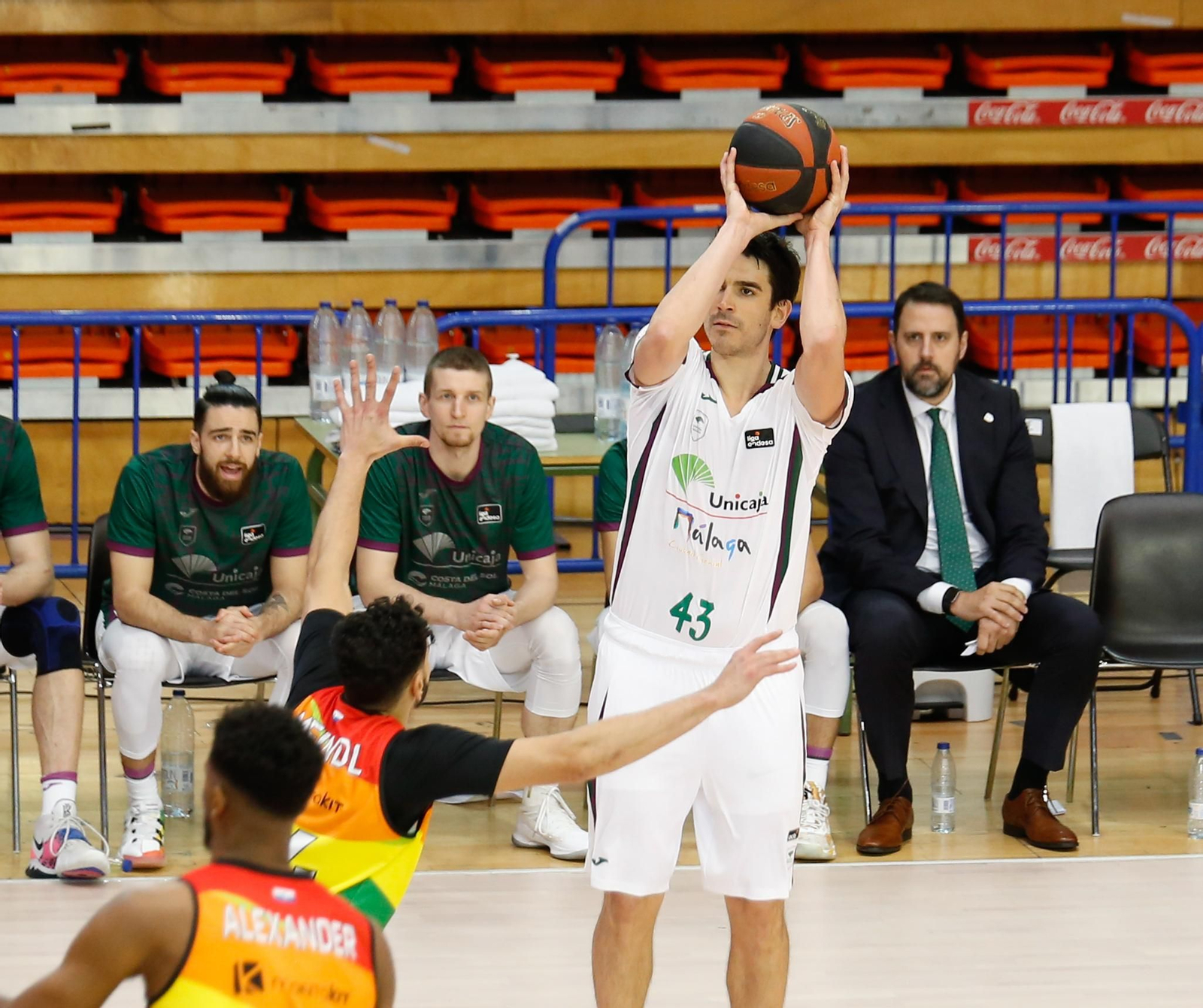 Carlos Suárez lanza un triple.