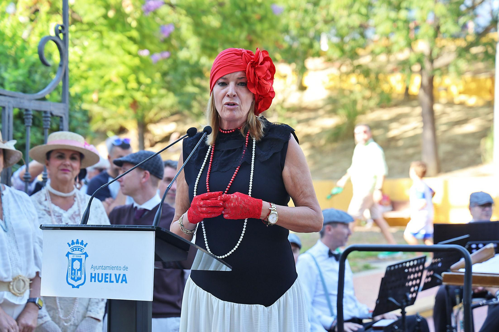 Imágenes de la colocación de la Corona Real del Barrio Reina Victoria