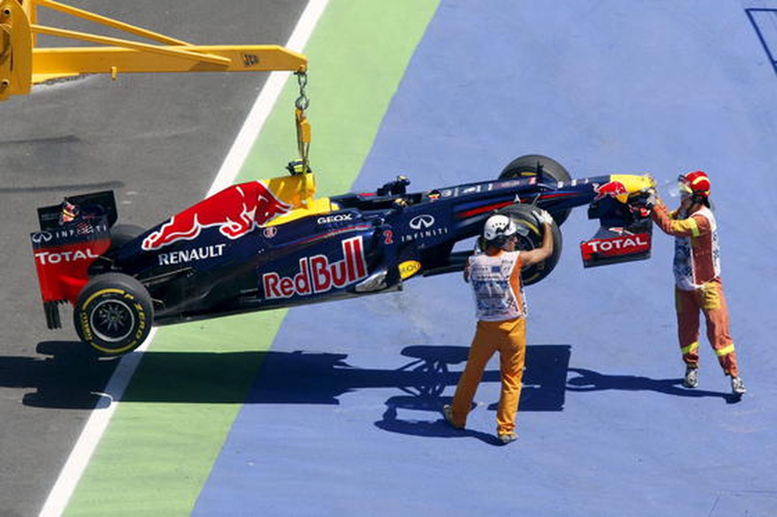La grúa se lleva el coche de Vettel tras una avería. / AFP Photo