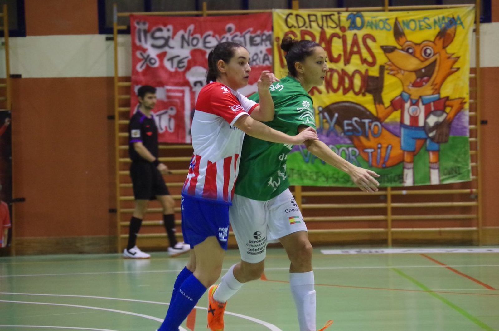 Luci, marcada de cerca por una jugadora rojiblanca.