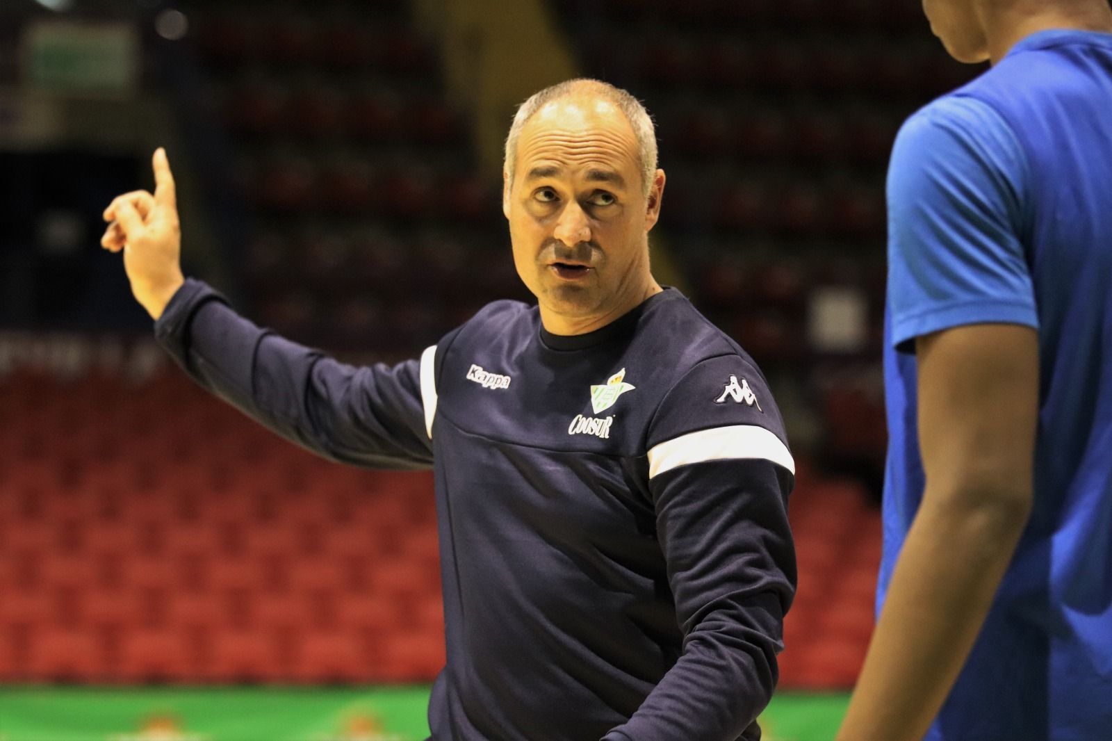 Curro Segura d instrucciones a uno de sus jugadores durante un entrenamiento.