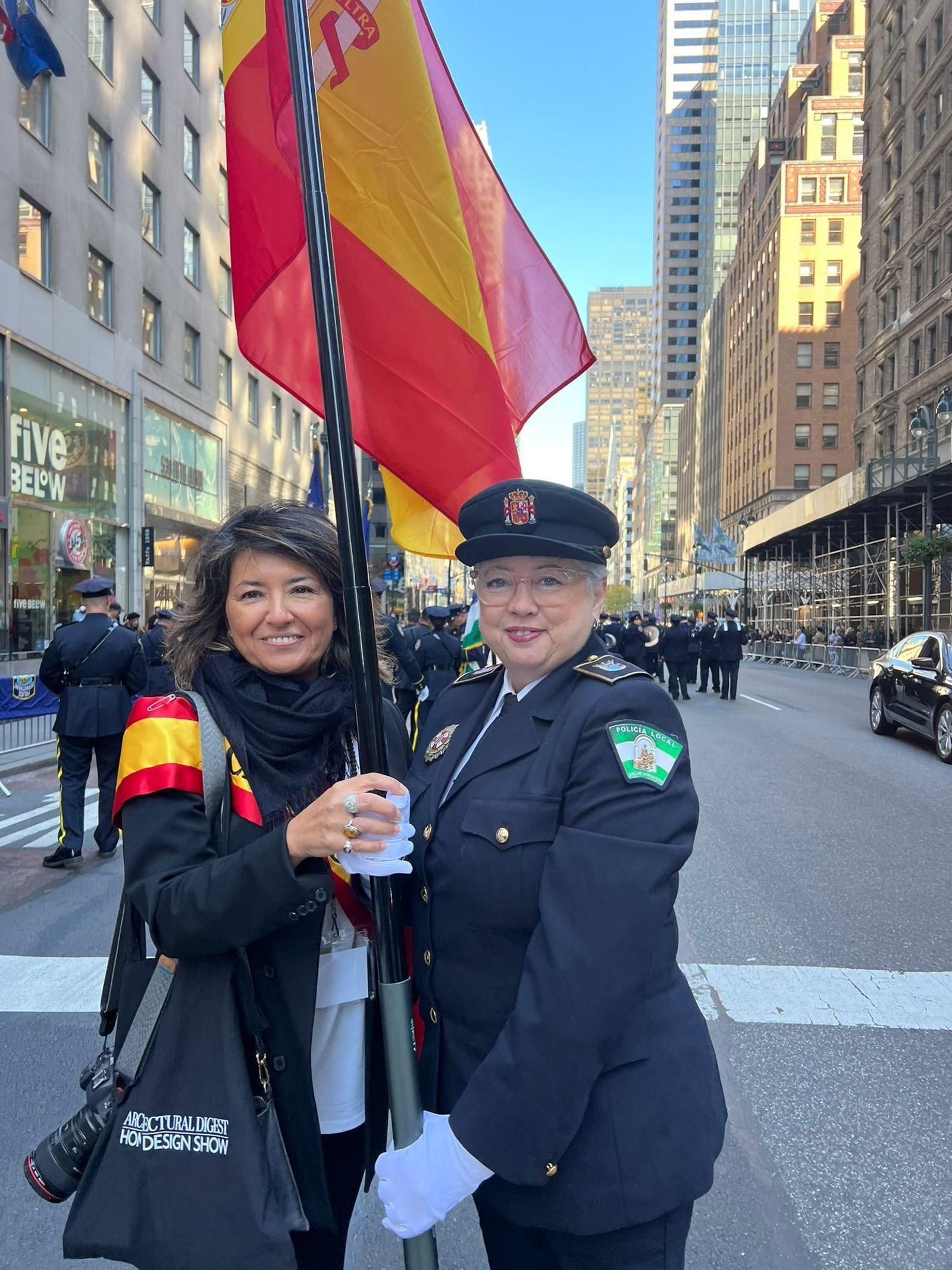 Mari Luz Rojo, junto a la fotógrafa jerezana María Higuero. (Foros: Ika).