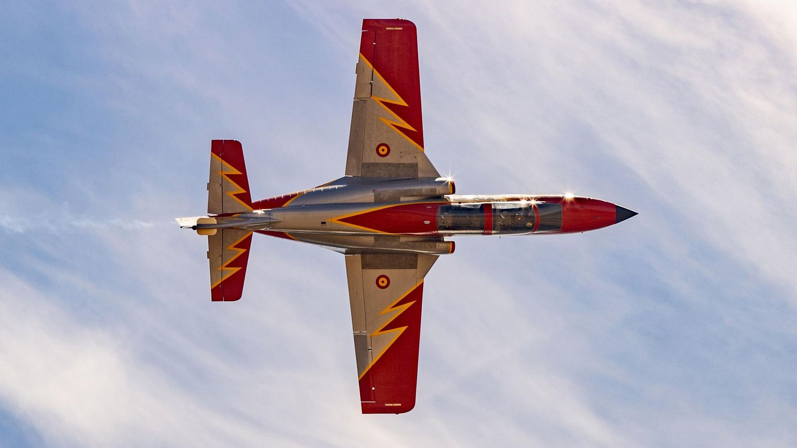 Un C-101 de la Patrulla Águila en plena maniobra.