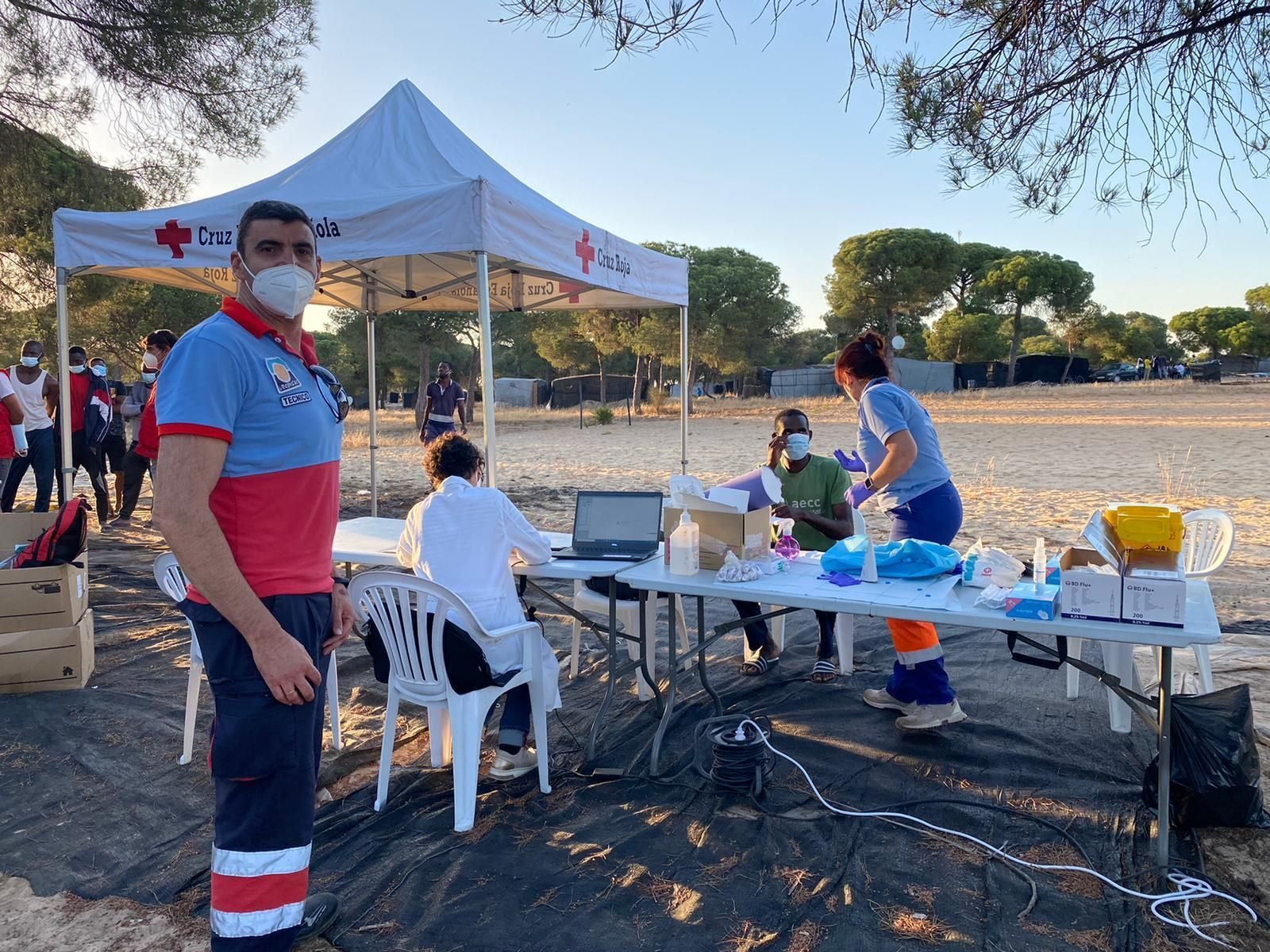 Vacunación a los ocupantes del asentamiento en Moguer.