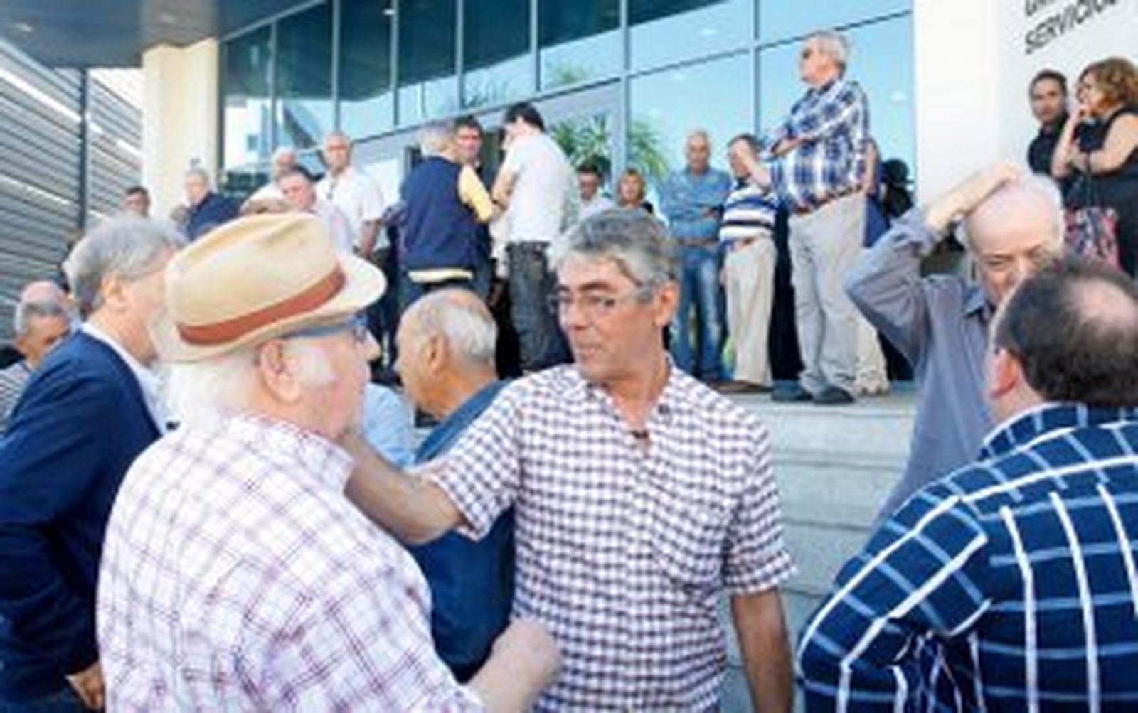 Nandi Villegas saluda a Carlos Mosquera, veterano corista padre de Faly Mosquera, en la puerta del tanatorio. A la derecha, Antonio Martín y Carmelo García./Joaquín Pino