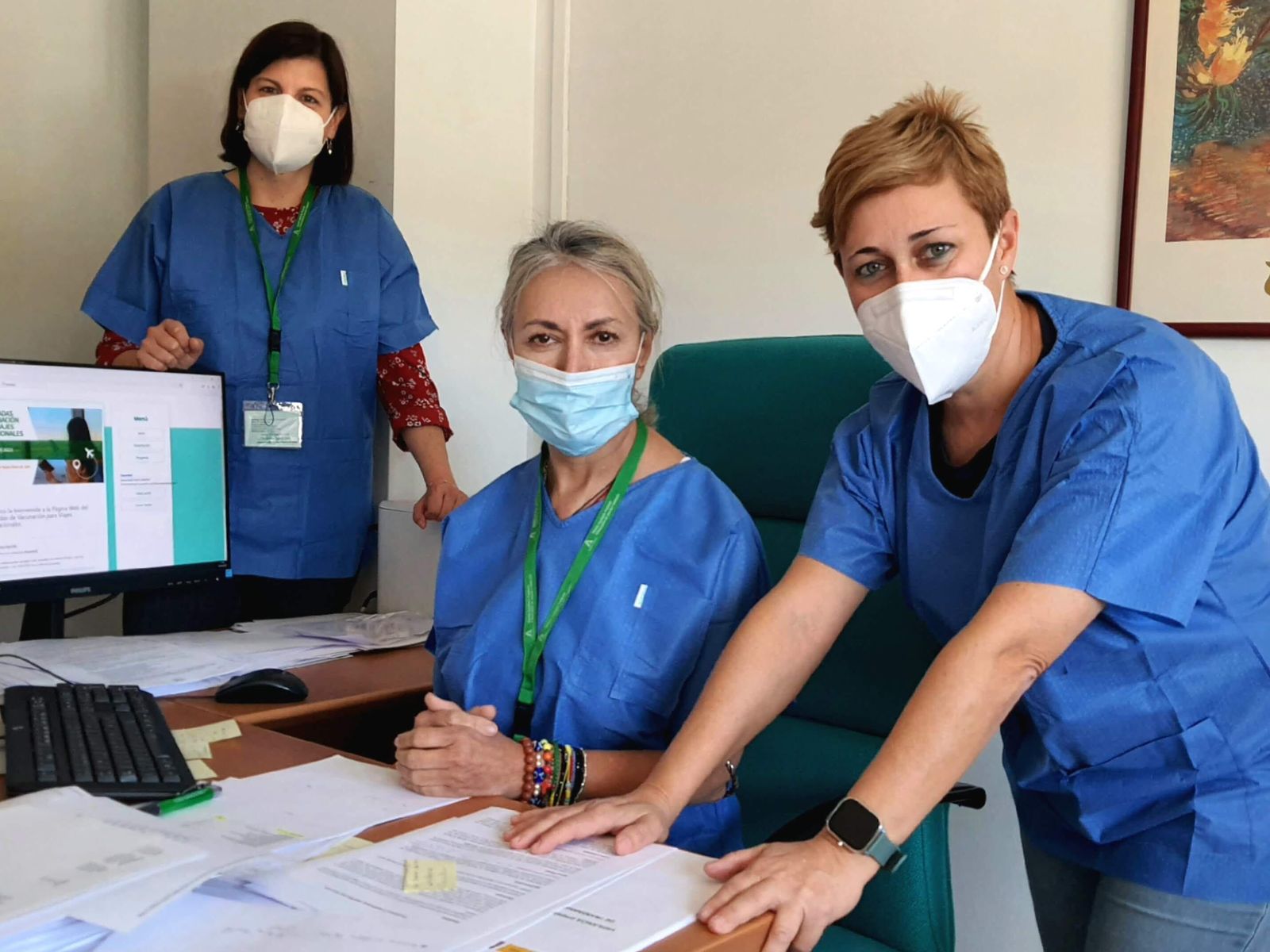 Mónica Archilla, Inmaculada García y Vanesa Fernández, personal sanitario de la Consulta de Vacunas del Distrito Sanitario Poniente