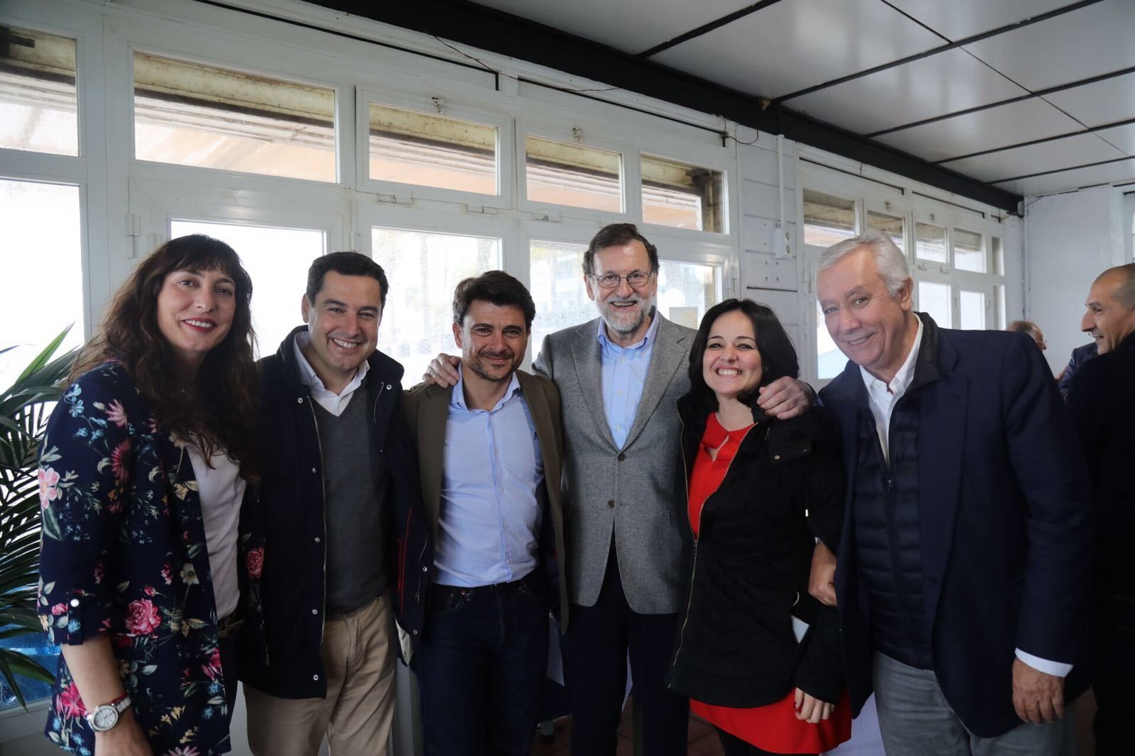 El presidente del Gobierno, Mariano Rajoy, flanqueado ayer en Marbella por Beltrán Pérez y Virginia Pérez en presencia de Loles López, Juan Manuel Moreno Bonilla y Javier Arenas.