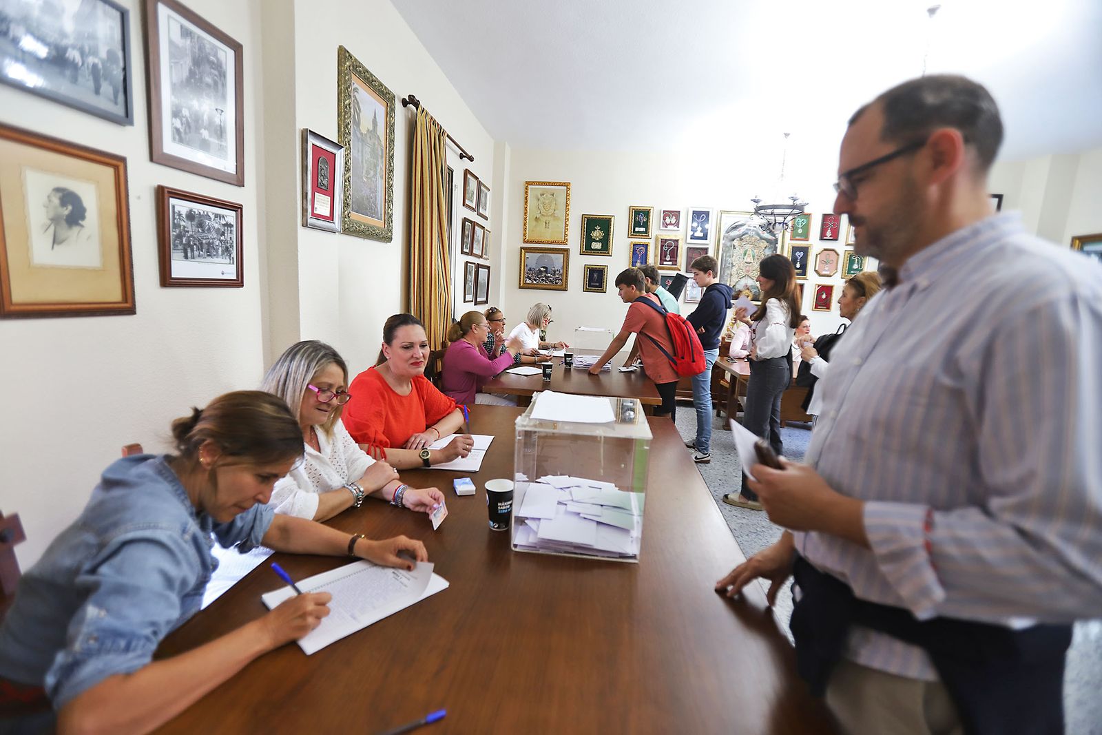 Imágenes del ambiente en las votaciones de la Hermandad del Rocío de Huelva