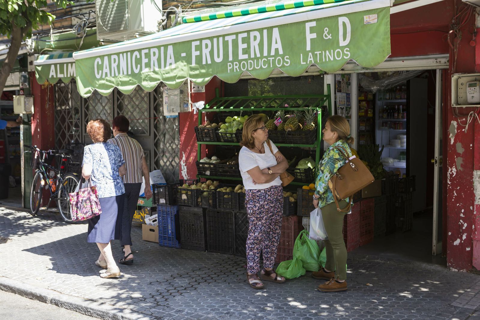 Un negocio de productos latinos en El Cerezo.