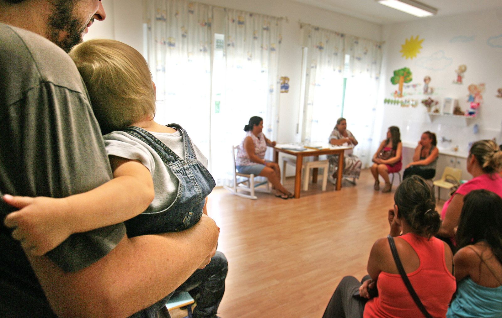 Padres durante una reunión informativa en una guardería, en una imagen de archivo.