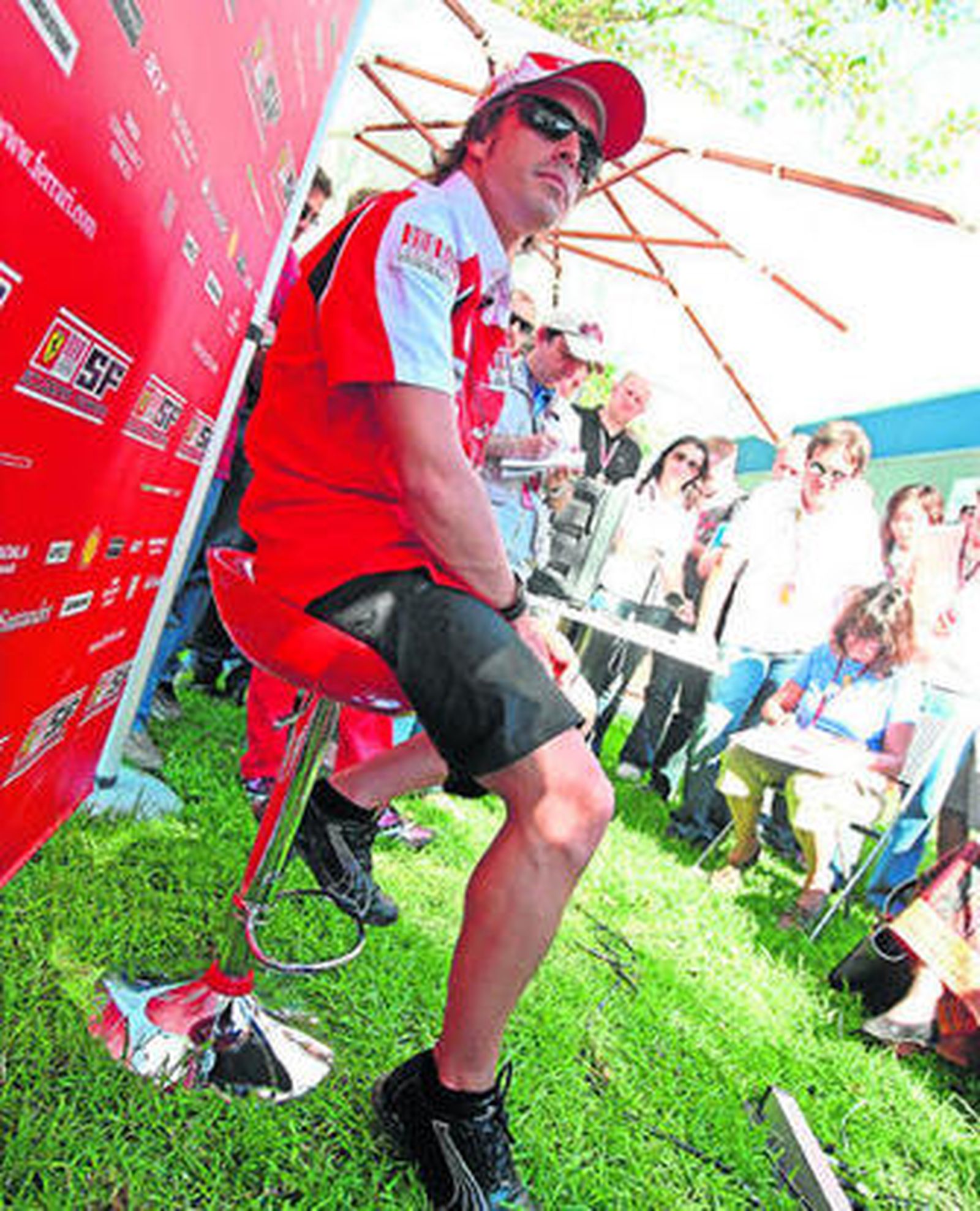 Fernando Alonso se apresta a comenzar la rueda de prensa ayer en Melbourne.