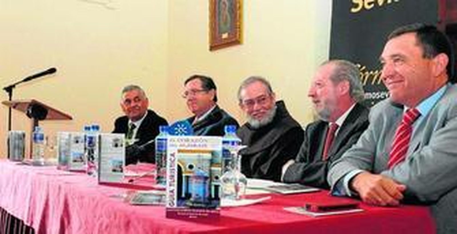 Los alcaldes de Espartinas, Umbrete y Villanueva del Ariscal junto al presidente de la Diputación y fray José Lucas Tejera, guardián del Monasterio de Loreto, durante el acto de presentación.