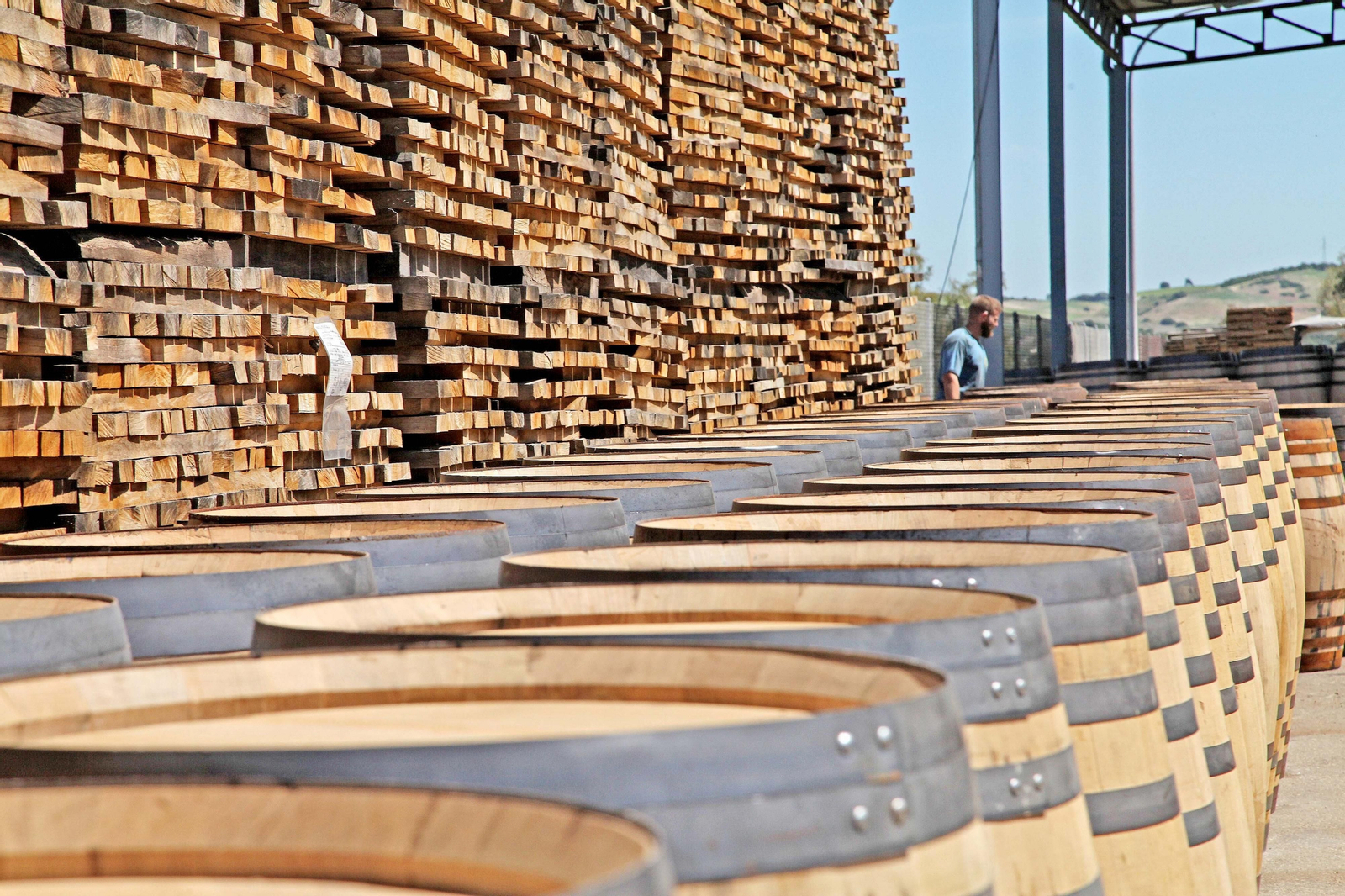 Botas y duelas listas para su montaje en una tonelería de Jerez con destino al envinado para Sherry Cask.
