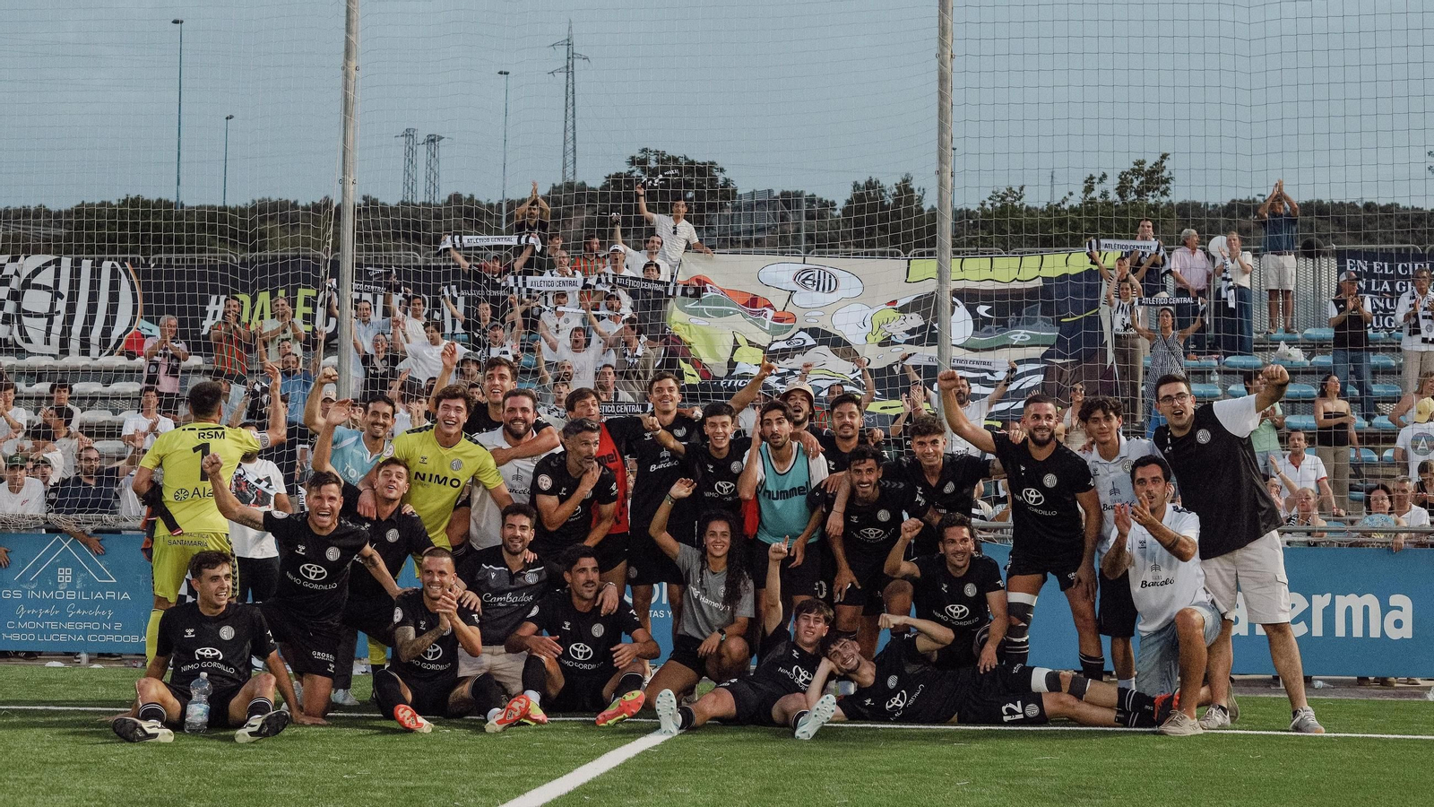 Los jugadores del Atlético Central celebran el pase a la final nacional