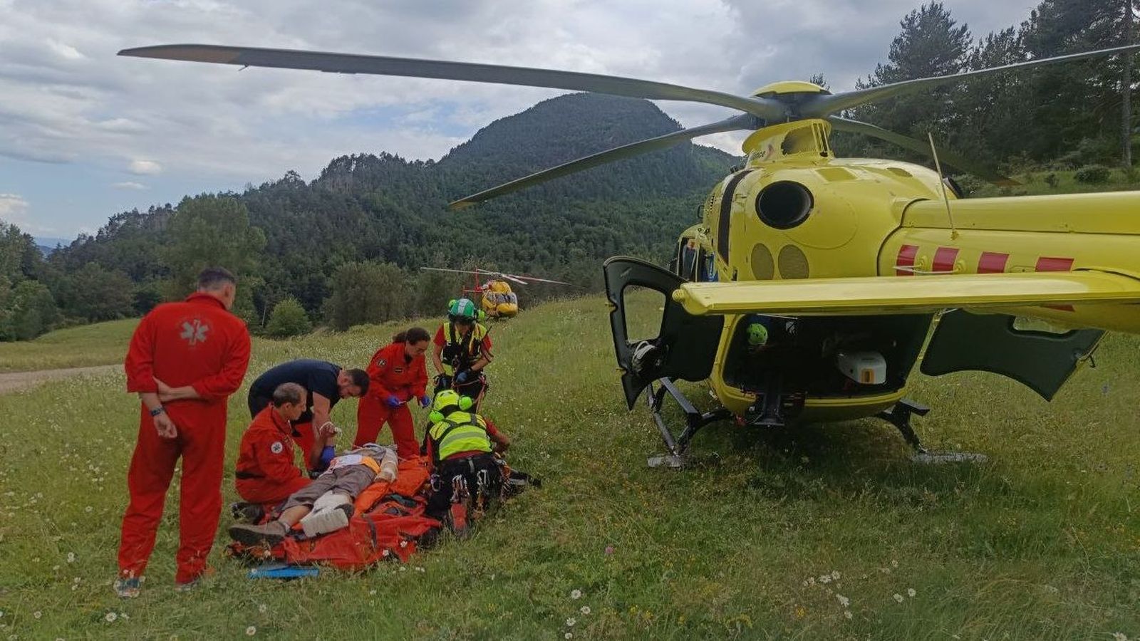 Imagen de archivo de los bomberos de la Generalitat atendiendo a un herido
